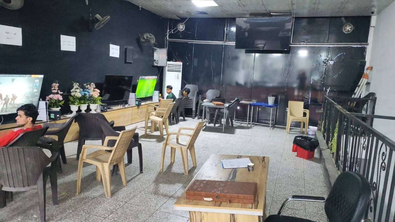 سلام عليكم كوفي للبيع مكان بغداد حي أور مساحه ٢٠٠ كوفي كامل من كلشي وسعر مناسب للاستفسار 
***********9
