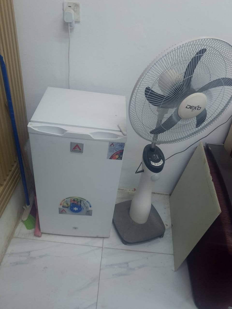 غراض مكتب للبيع شعله. وحده. ميز مكتب عدد 2 طبلات عدد 2 تخم 8مقاعد ثلاجه صغيره +بنكه شحن ارضيه ***********واتساب
