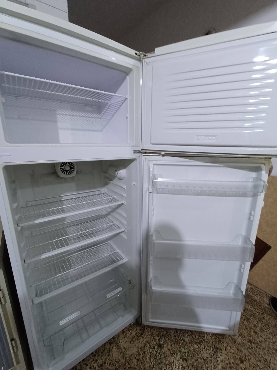 ثلاجه بيكو الحجم الكبير جديده حيل السعر 550 المكان الاعظميه ***********
