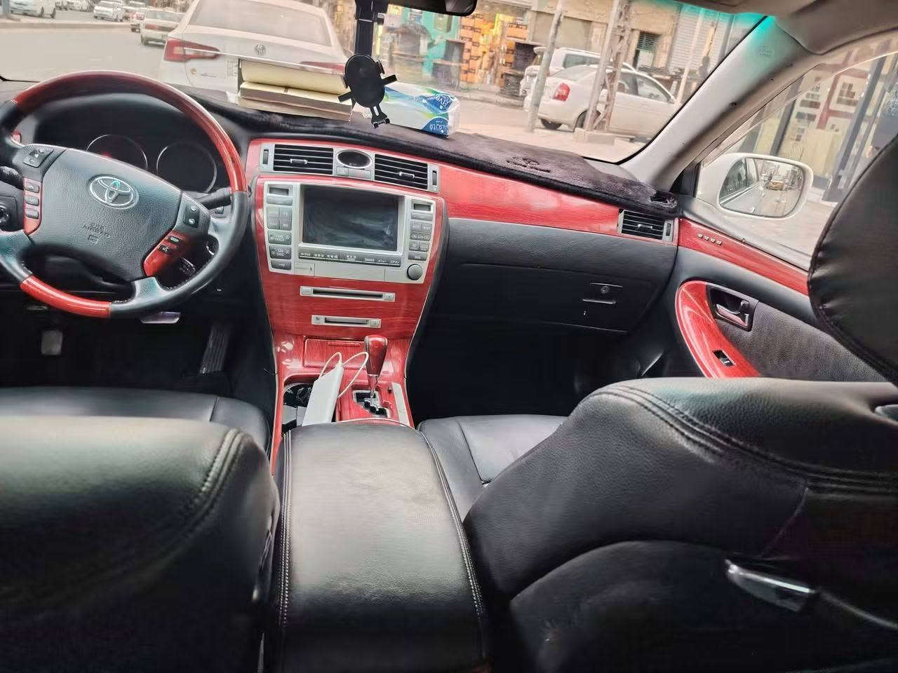 TOYOTA CROWN MAJESTA
للبيع تيوتا ماجستا.
رقم بابل قرار 102 تسجيل جديد  شرط المداور ثاني يوم 
السياره فول مواصفات 5 دكم
✅ محركها V8 الحجم 4300.
✅ كشنات اسود 
✅ تبريد امامي خلفي3قطع.
✅فتحه بلسقف
✅ 3قطع بردات خلفيه.
✅ اربع كشنات كهرباء.
✅ 3برده خلفيه وجانبيه كهرباء اصليه.
✅ 5بصمات ابواب+بصمة تشغيل+ صندوك شفط 
✅ كشنات خزن ميموري.
✅ كامره خلفيه 
✅ ثلاجة
✅ مري ترحيب عند الاقتراب.
✅ ستيرن كهربائي
✅ مري كهرباء.
✅ تحكم ستيرن+كروز تثبيت سرعه.
✅ جنطه جكات كهرباء شفط.
✅ سياره مال جناي 
 وباقي المواصفات المعروفه لل5دكم.
والسياره جاهزه على اخر حبايه.
العنوان بابل الكفل أو مفرق الكفل 
السعر.170
***********
