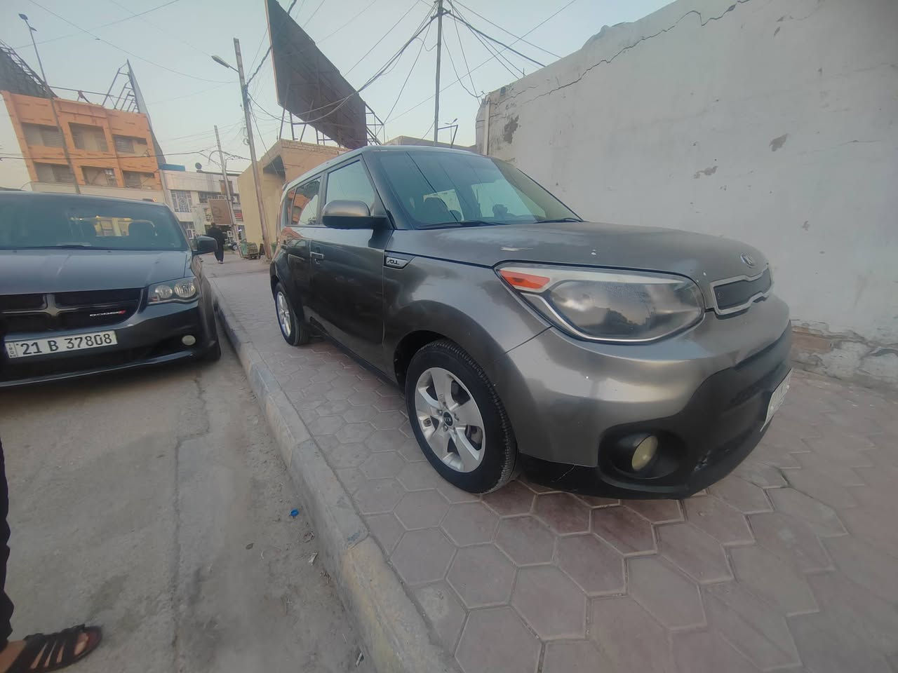 سلام عليكم
كيا صول 2018
1600  رقم ميسان حادثها كلش بسيط بس الشباك البنيد بدون دواخل
والجاملغ الأمامي جهت الصدر بي صبغ او كلير من امريكا
وصبغ بالجاملغ الخلفي جهت السايق بالعراق أثر طخه بسيطه
ماشية 88
السعر ب ١١٠ وبيها مجال شي بسيط
رقم التليفون ***********
