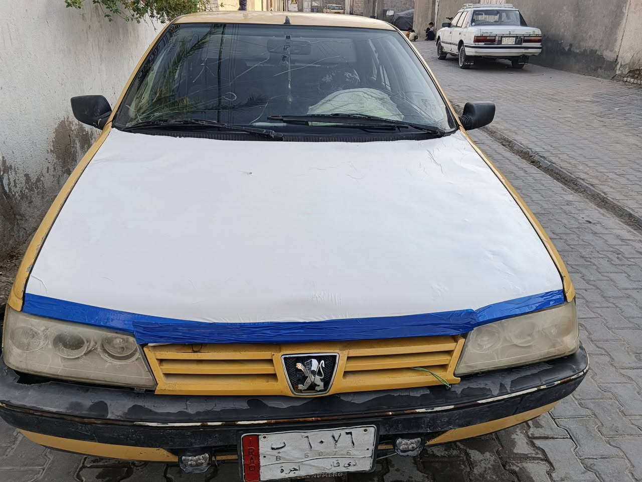 سياره بيحو ٤٠٥ للبيع السياره نظيفه بيه بس المحرك كايم يرادله تجفيت وبس السعر مناسب كلش وهذا رقمي ***********
