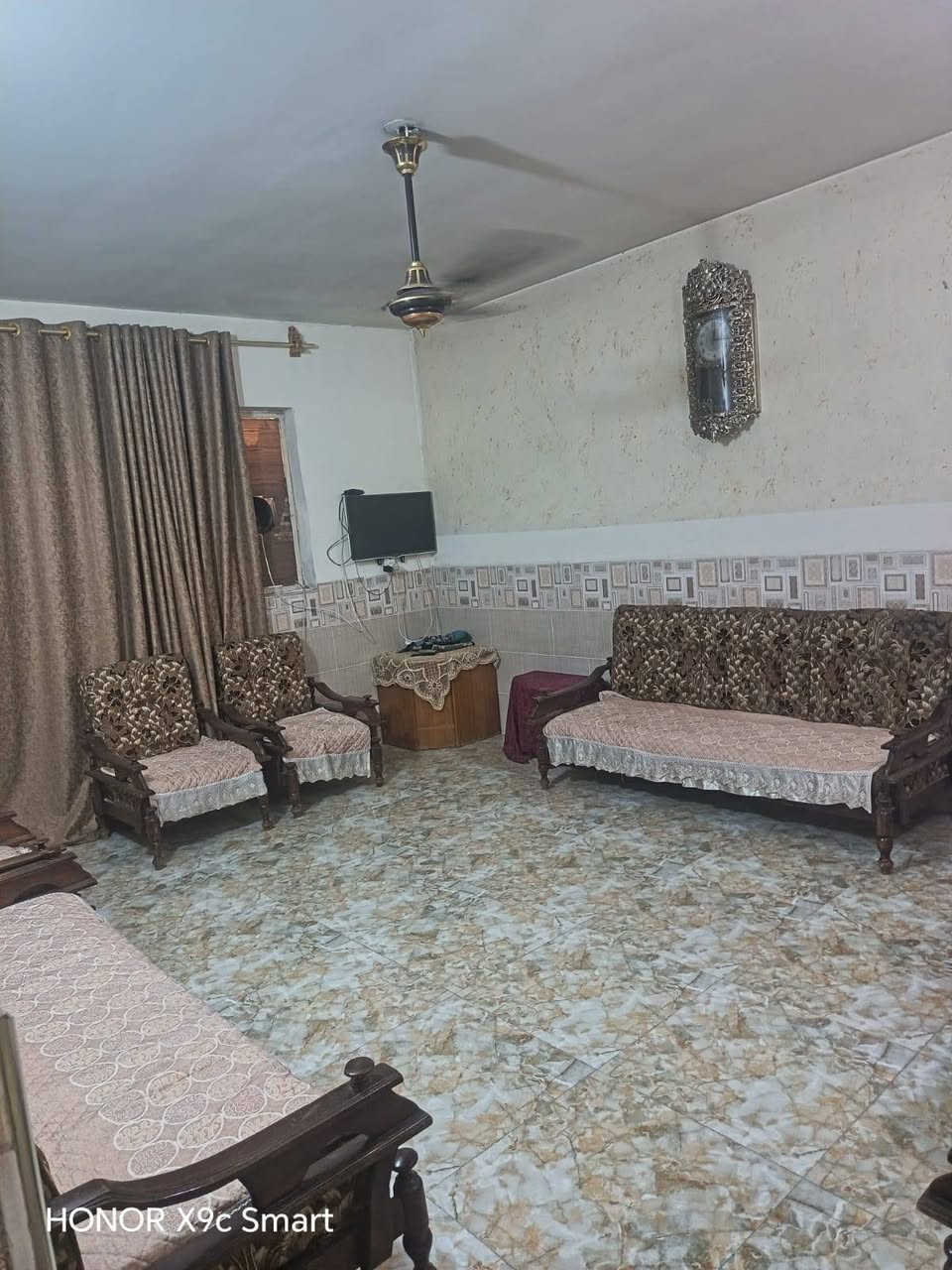 للبيع بيت 🏡 طابو صرف فى #ضباط_شهداءالبياع قرب مدرسة الفرات #مساحته٢٤٠م يحتوي على #اربع_غرف_نوم وصاله ومطبخ وصحيات وكراج وحديقه البيت #نظيف_جدا للإستفسار اتصال على #الواتساب على الرقم ***********
#الجميع
