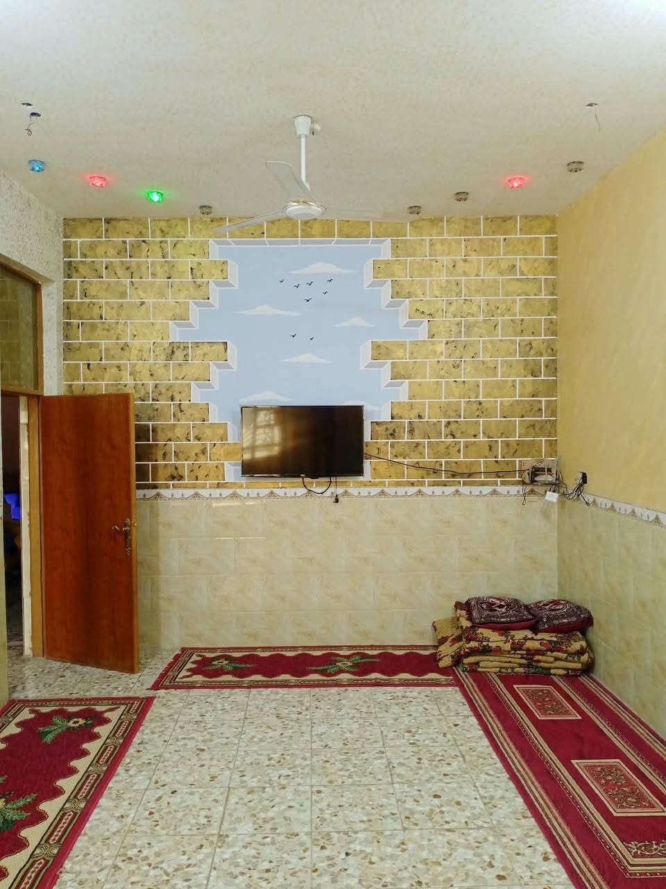 دار للبيع بيع مستعجل  بسعر مناسب جدآ مراوس بقطعة بالثالثه 
طابو صرف ركن مساحة ١٧٠ على شارع ٢٠ وجه على المتنزه العسكري خلف مدرسة العطاء يحتوي على غرفتين وصاله ومطبخ  واستقبال ومجمع صحيات بناء درجة أولى صب كونكريت مسلح وطابوك للاستفسار مراجعة مكتب عالم العقار في الجمعية مقابل الإطفاء او الاتصال ***********

 #عندك_عقار_للبيع_فقط_راسلنا_اواتصل_وات_ساب 

***********
