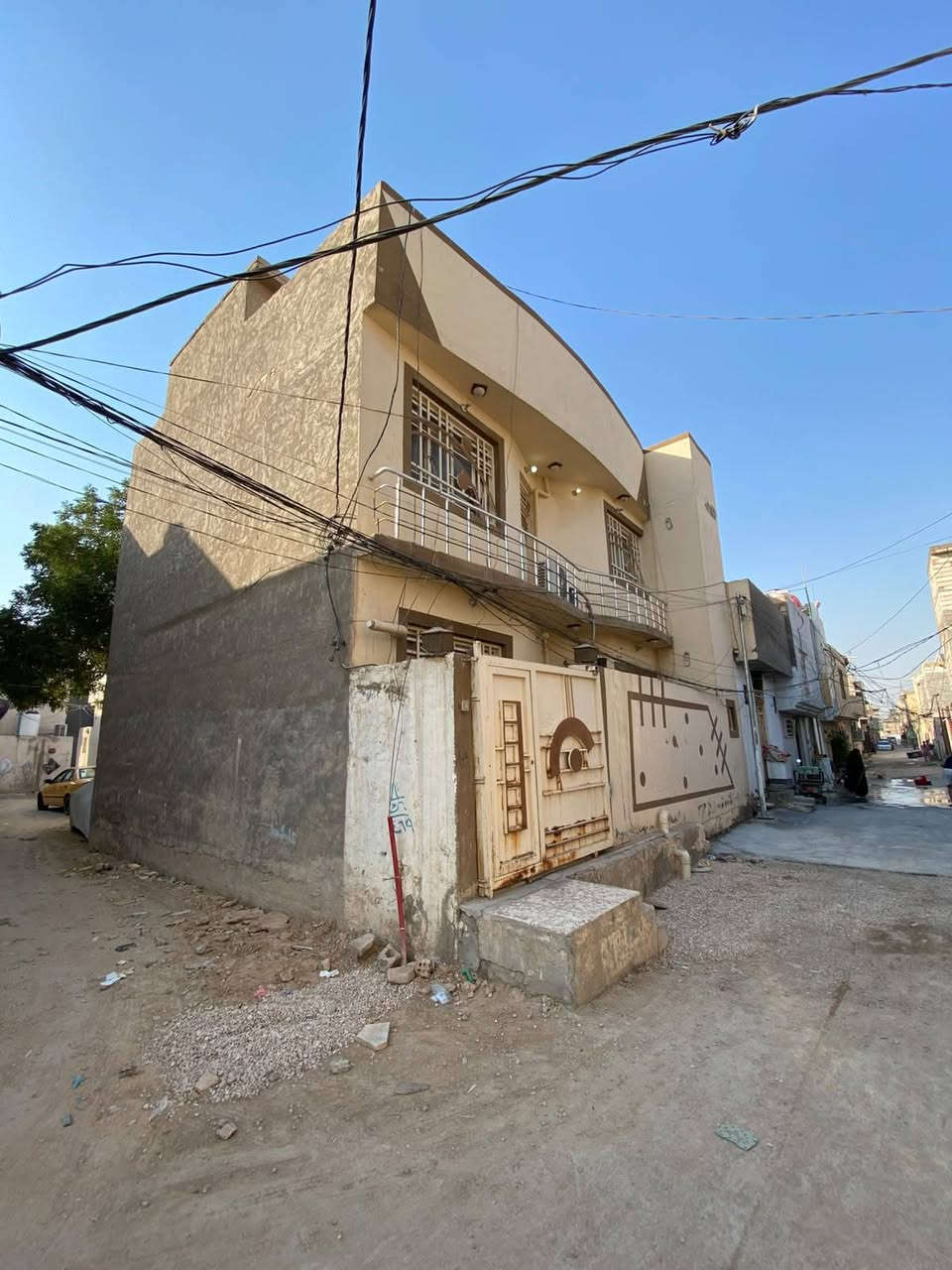 بيت للبيع ١٠٠ متر طابقين ركن ١٠*١٠ مكانه معملجي خلف مدارس العميد الفرع صب يحتوي الطابق الارضي على طارمة وصحيات خارجيه و مدخلين مدخل على الاستقبال و مدخل على الصاله وغرفة نوم سويت و مطبخ و صحيات ومنور
الطابق الثاني يحتوي على صاله واسعه و بلكونه على الشارع و صحيات و غرفتين نوم كل غرفة بيها مخزن صغير 
إضافة إلى درج للبيتونه و السطح سعر البيع ١٣٥ وبي مجال مكانه روعه الي يريد يجي من شارع مستشفى الأورام و الي يريد يجي من البزل المدفون هاي التفاصيل كامله و الي يرغب بفديو تصوير كامل للبيت خاص
للاستفسار الاتصال على الرقم ***********
