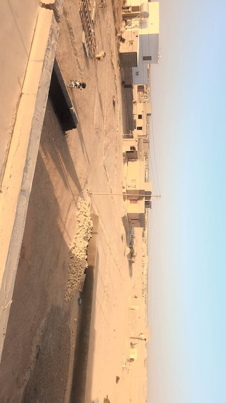 بيت للبيع هيكل مسلح مسيج مساحة البناء 250 متر مساحة الارض المتبقيه 750 متر يتكون من استقبال كندور غرفتين صاله مطبخ مخزن خارجي صحيات خارجيه في منطقة زنكوره بالقرب من قاعة المرحوم ابراهيم ضايع السعر المطلوب 50 مليون وقابل للتفاوض للاستفسار ***********
