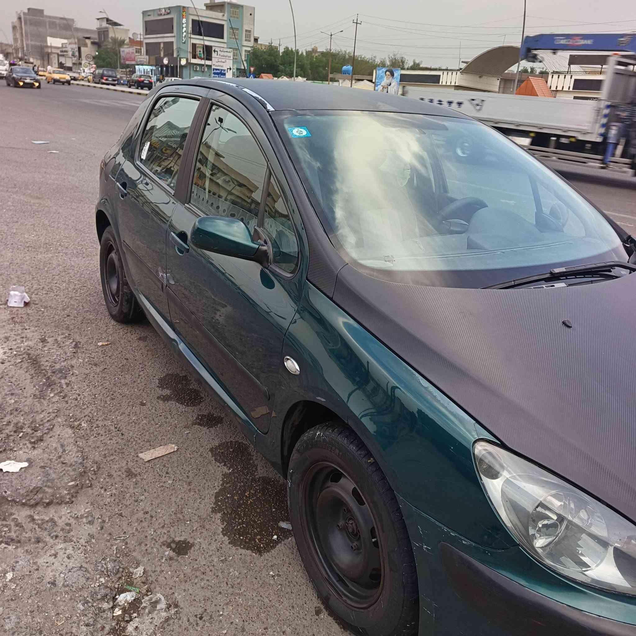 سلام عليكم بيجو 307 فرنسي موديل 2005 لاضربه ولا صبق فقط بيه زرف بصندوك مال شيش بس السياره جاهزه من كلشي السعر 45  مكان بغداد ***********
