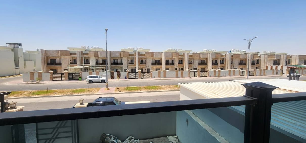 🏡 منزل للبيع في مدينة الجوهرة السكنية
📐 المساحة: 250م²
🏠 طابقين
🛏️ يحتوي على 4 غرف نوم
📍 موقع مميز مقابل سايدين
💰 السعر: 545 مليون — سعر جداً مناسب

📞 للتواصل والاستفسار:
شركة العروش العقارية
***********

