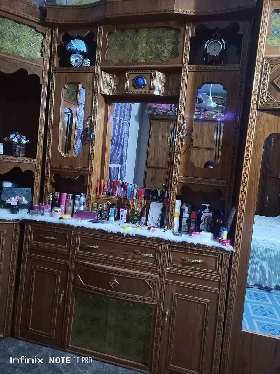 السلام عليكم ورحمة الله وبركاته 
غرفة نوم للبيع مستخدمة فترة قليلة نضيفة جدا خشب الفلوجة 
للتواصل على الخاص أو واتساب ***********
***********
