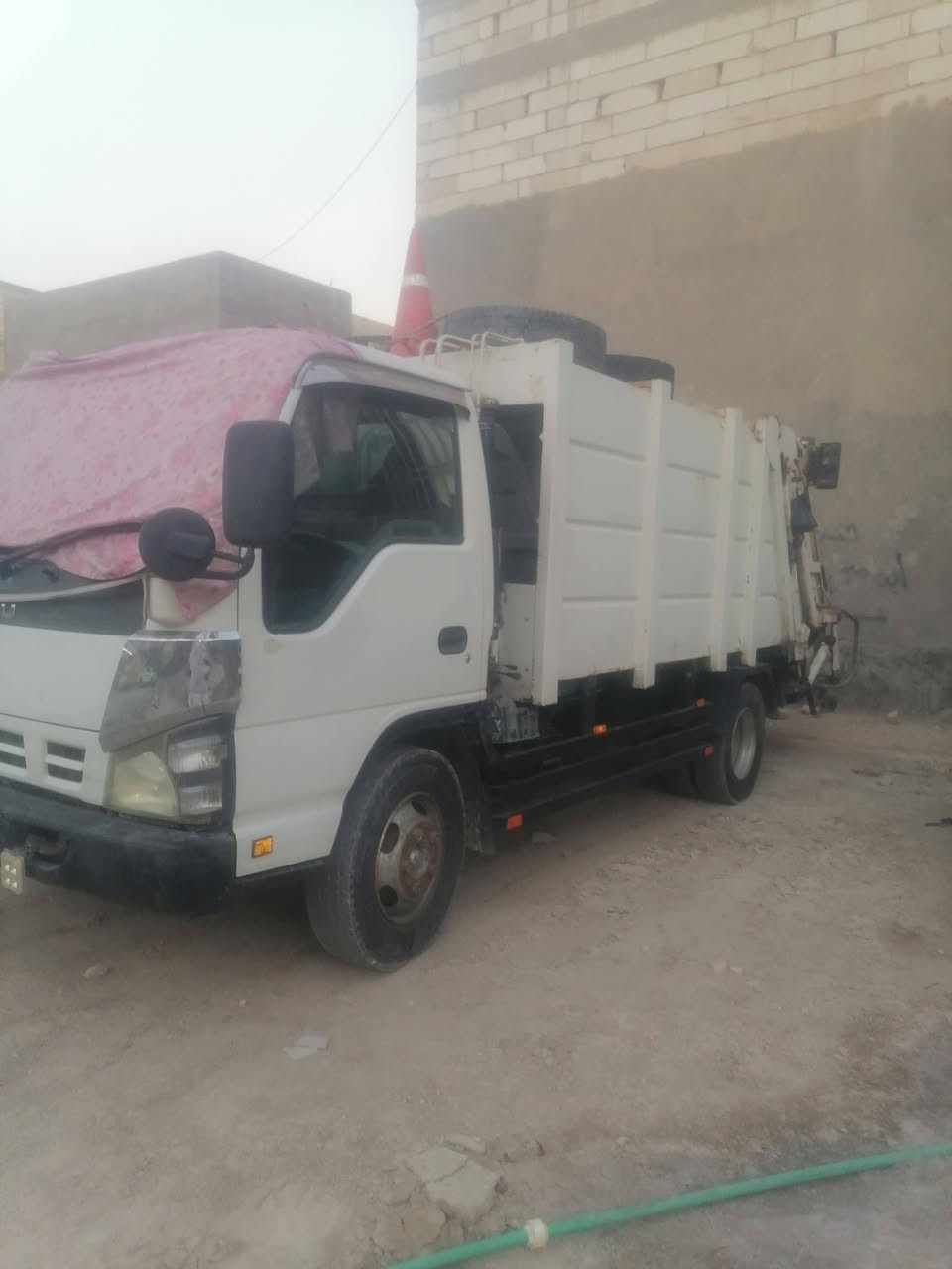 اسوزة كابسة للبيع محرك بدي جاهز ٨مكعب الحمل السعر ١١٥ وبيها مجال للشراي الاتصال ***********
