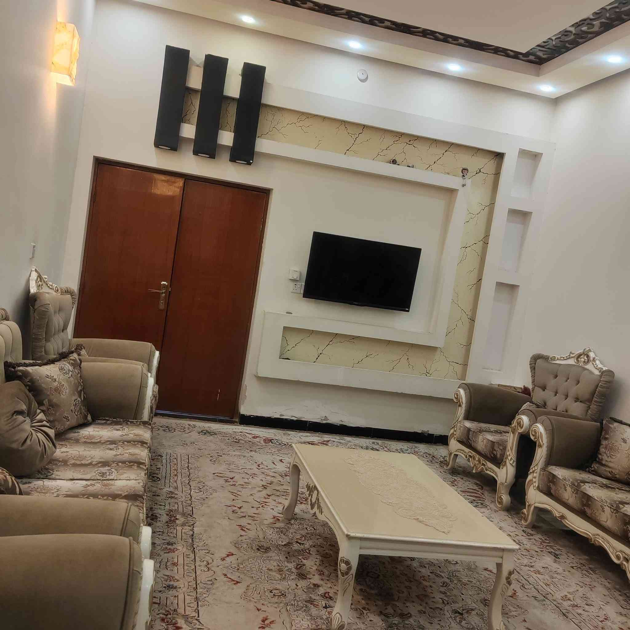 السلام عليكم
بيت 200 متر  في حي الجامعة مجاور مدرسة السجى امام ساحة مباشر للبيع

الطابق الاول مطبخ واستقبال وصالة وغرفتين ومجمع صحيات

الطابق الثاني صالة و3 غرف واحدة ماستر 

السعر عند الاتصال ***********
