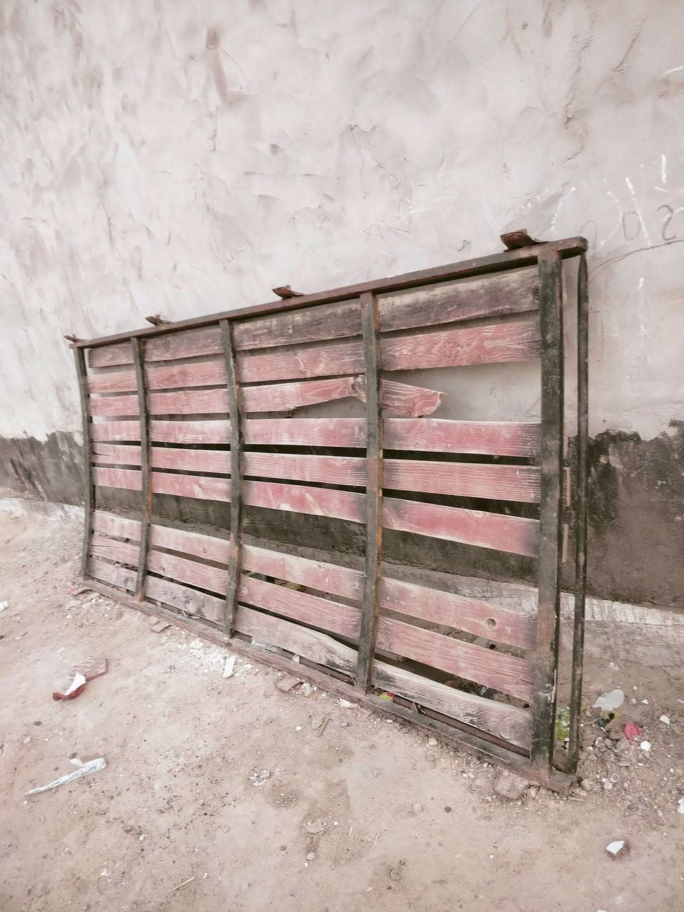 سيباية جنبي ناصي للبيع 

مكاني البصرة 
السعر 60 وبيها مجال.

***********
