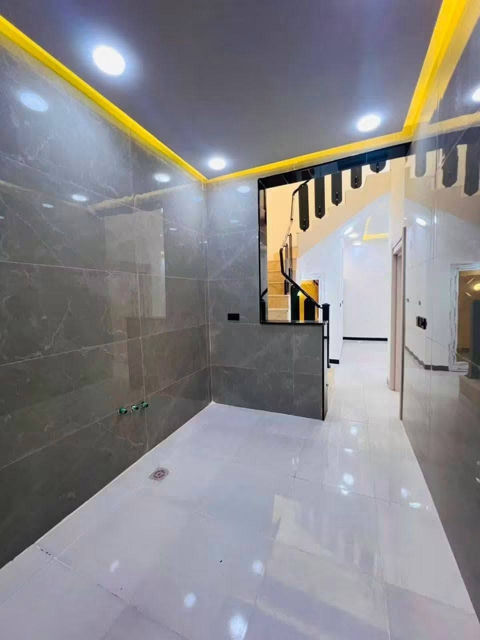 دار للبيع  100 م 🏡 (مكتب النور للعقار عمود262)
*********** وتساب
***********
✅ مشمول بقرار التطويب 

موقع /نجف 🏡شارع الحولي مال المطار عمود 262

البناء 🏡 
غرفه/صاله/مطبخ /ستقبال صحيات/مكشوفه
بناء مرتب/ اساس + سقف كونكريت + طابوك

ألخدمات 🏡 ماء/كهرباء/مدارس/سوق/تبليط/لحد الباب
