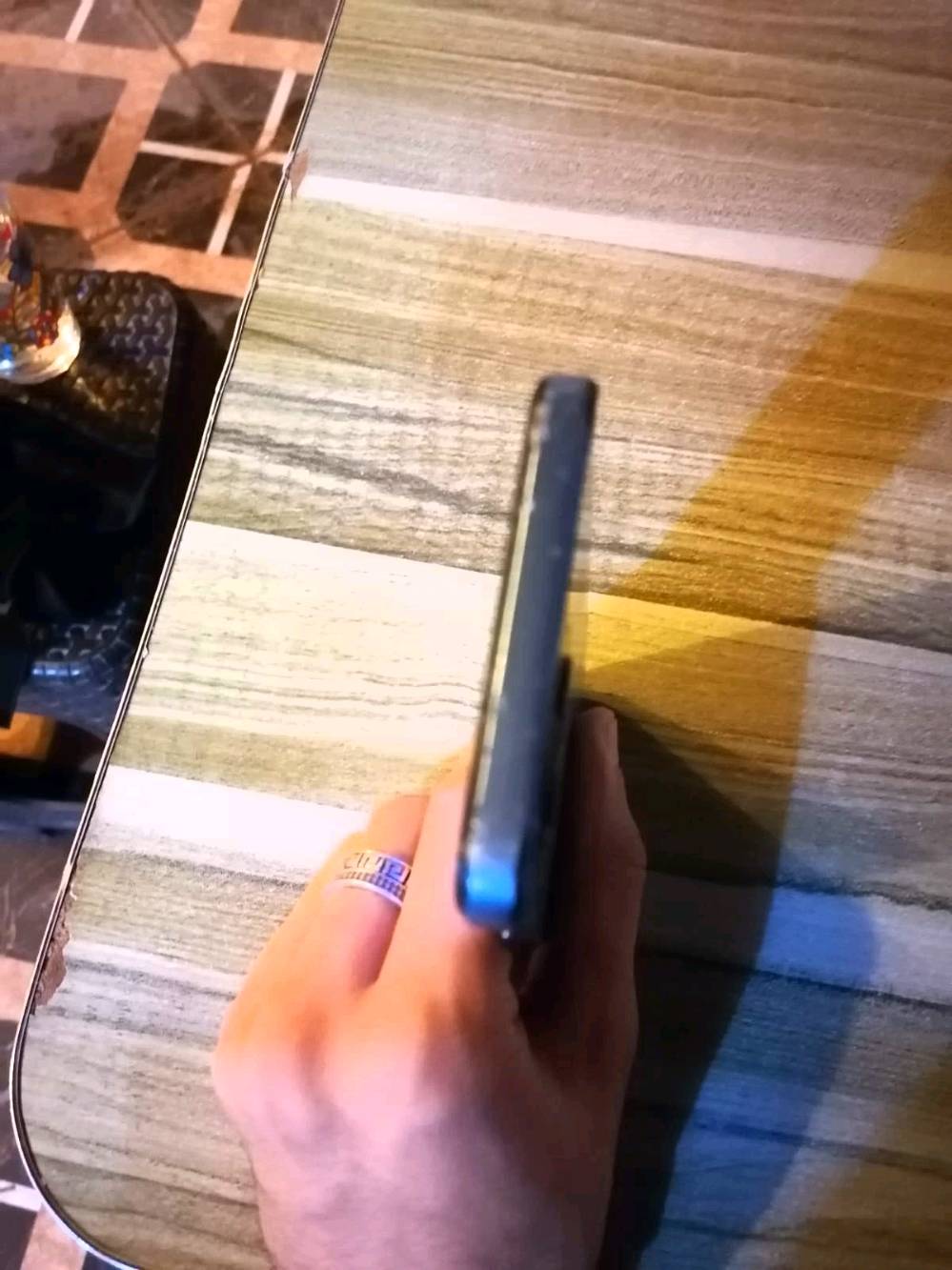 انفكس نوت12برو ذاكرته256 دبل خط مكاني تكريت بديوم
شرط بلادي بس يحتاجله

 تنضيف للكامرات وجامه للكامرات الخلفيه

وشاصي تعبان من الوكعات مال جهال 

امانه الله هاي الي بي فقط
ممكن توضحلي شلون وضع البطارية هسه؟ شكد تقريباً تصمد وياك وهل بيها ضعف أو تبديل سابق؟: 
بلاديه شرط ومابيها شي
الشاشة واللمس شغالين طبيعي لو بيهم أي ملاحظة مثل كسر/خدش/بقع/خطوط؟: 
شغاله طبيعيه بلاديه
هل الموبايل بيه أي عطل غير الكاميرات والشاصي، مثل الشحن، السماعات، المايك، الشبكة، أو البصمة؟: 
لا
تگدر تذكر شنو يجي ويّاه: الشاحن، الكيبل، العلبة، أو أي ملحقات ثانية؟: 
كيبل فقط
ومن ناحية البيع: تريد تسليم إيد بإيد بمكان محدد بتكريت لو ممكن توصيل؟ وهل أكو سعر نهائي أو قابل للمساومة؟: 
قابل للمساومه وتسليم ايد بأيد