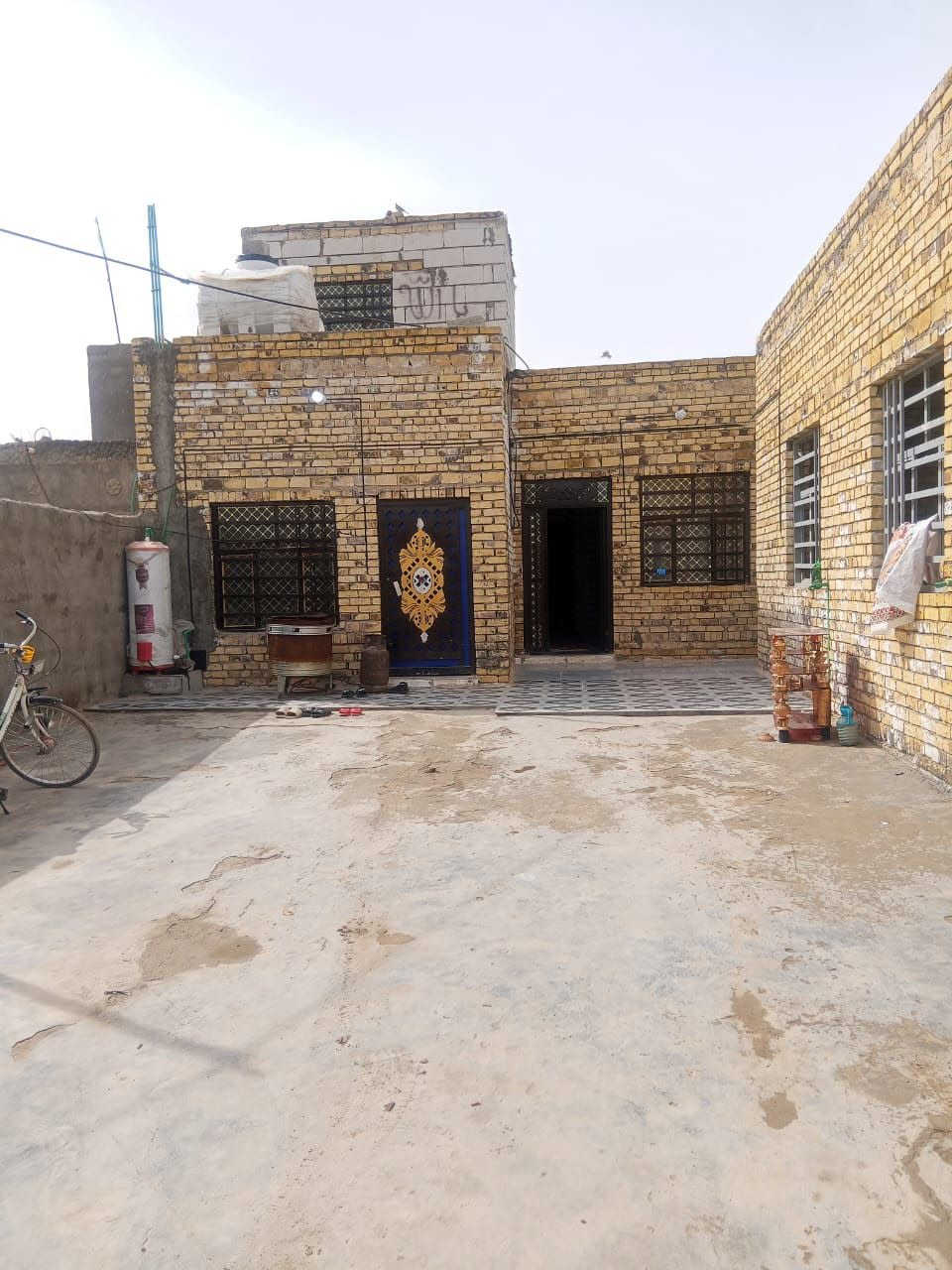 مساء الخير للجميع اخوان الكرام يوجد بيت زراعي سند 25طابو لبيع مساحة 300 يحتوي على غرفتين وصاله ومطبخ وحمامات داخليه وخارجه براني بناء حديث دراجه اولى طابوق أساسا صب كوكنتريت العكاده طابوق متوفر كامل خدمات شارع مولده وكهرباء وماي ومجاري سوك محل باب البيت ومستوصف ومدرسة المكان الشافعية المعمل حجي هندي سعر 50بيه مجال لشراي ***********
