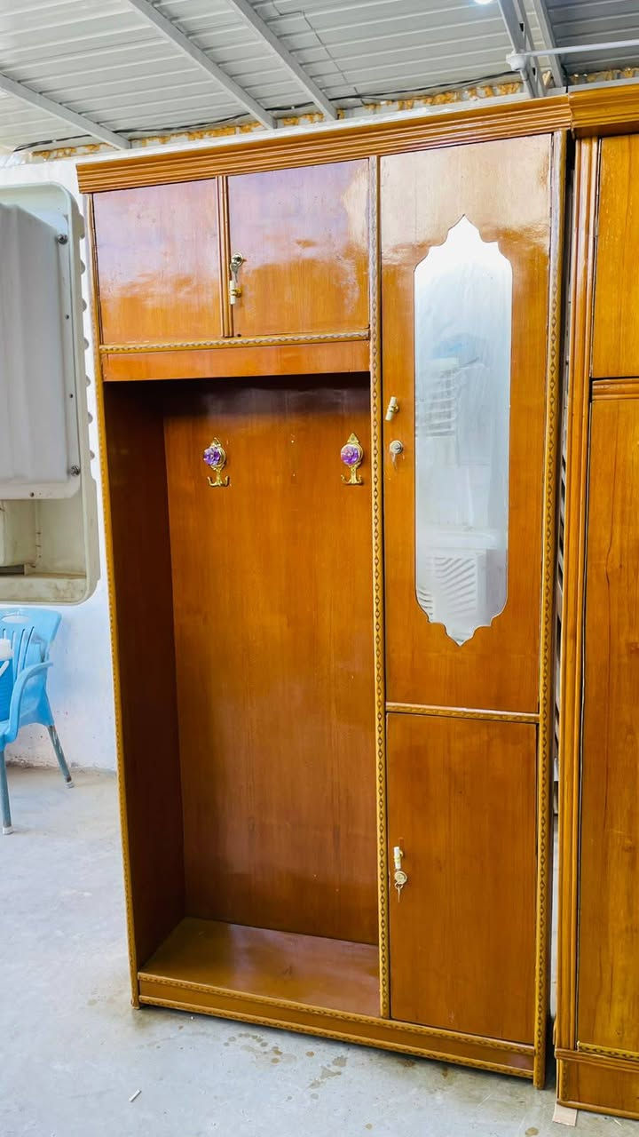 السلام عليكم  غرفة 5 باب شغل درجة ثانية الوجه صاج خمسة ملم نظافة 75%  السعر 550  يشمل النقل والشد  العنوان النجف الاشرف الحيدرية خان النص  رقم الهاتف ***********
