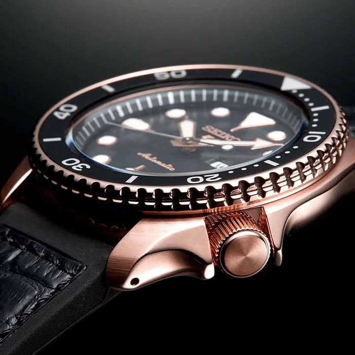 فخامه ، شي فاخر من الاخر 
Seiko 5 sport Original 
اصلي وكاله اليابان حصرا ✅
مطلي بماء الذهب روز طلاء ثابت
رقم الموديل :srpd76k1
نظام الحركه : اوتوماتيك +  تعبئه يدويه  شحن يدوم حتى ٧٢ ساعه
نوع المعدن : ربر لاتيكس طبي مطعم بجلد طبيعي بالكامل ضد الصدأ ، تغير الون ، الحساسيه مطلي بالايونات 
رنگ دوار
نوع الزجاج : زفير مقاوم اعلى جوده زفير مقاوم للخدش 
كشف خلفي ، المكينه ظاهره 
مقاومه الماء : ضد الماء وحتى عمق ١٠٠ متر 
العنوان : بغداد شارع فلسطين تقاطع النخله مقابل جسر المشاه 
*********** للاتصال والاستفسار
