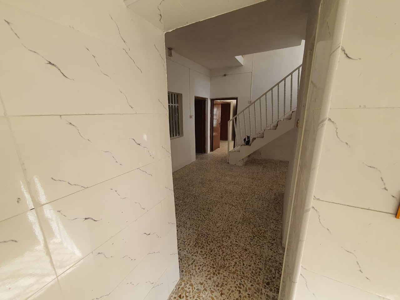 🏡 بيت للبيع 
📍الموقع : حي الفرات  تقاطع شارع الصب 
(أول فرع)
 المساحة: 200 م
نضام البناء طابقين – كل طابق 
وحدة سكنية مستقلة بالكامل 
باب مستقل لكل وحده سكنيه 
✨ التفاصيل
🔸استقبال 
 🔸 2 - غرف نوم
 🔸صالة 
 🔸مطبخ
🔸 صحيات
🔸طارمة
 🔸كراج
♦️الطابق الثاني 
🔸2 - غرف نوم 
🔸صاله 
🔸مطبخ صيحات 
⤵️لتفاصيل اكثر التواصل على
 الصفحة او الاتصال على : 
***********
أو زيارتنا في موقعنا 
📍  الديوانية ام الخيل السايدين  قرب مجمع الحسناوي 4
