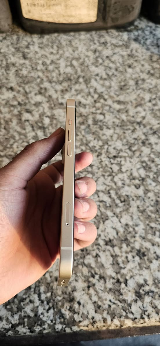 ‏iPhone 13
ذاكره 128 

بطاريه 100بلادي 

النظافه 100

جهاز بلادي مكفول وتر ممفتوح 

مكاني بغداد

كسر كارتون صارلة 3اشهر

بي وصل ضمان

كامل ملحقات

***********

نص مكتوب في الصور:
- ١٣:٣١ حالـة البطارية والشحن كما هو الحال مع البطاريات القابلة لإعادة الشحن، بطارية الهاتف قابلة للاستهلاك وتصبح أقل فاعلية مع الوقت. معرفة المزيد... الحد الأقصى للقدرة ١٠٠٪ هذا قياس لقدرة البطارية مقارنة بقدرتها عندما كانت جديدة. قد تتسبب القدرة المنخفضة بتقليل ساعات الاستخدام بين عملية الشحن والأخرى. أقصى قدرة للأداء ستساعد الأنظمة المضمنة في النظام والمكونات في تخفيف آثار الأداء التي قد تلاحظها أثناء التقدم الكيميائي في عمر بطارية iPhone. شحن البطارية المحسن للحد من استنزاف عمر البطارية، يتعلم الـ iPhone من عادات الشحن اليومية، بحيث ينتظر ولا يتجاوز ٨٠٪ حتى يحين موعد حاجتك إلى استخدامه.