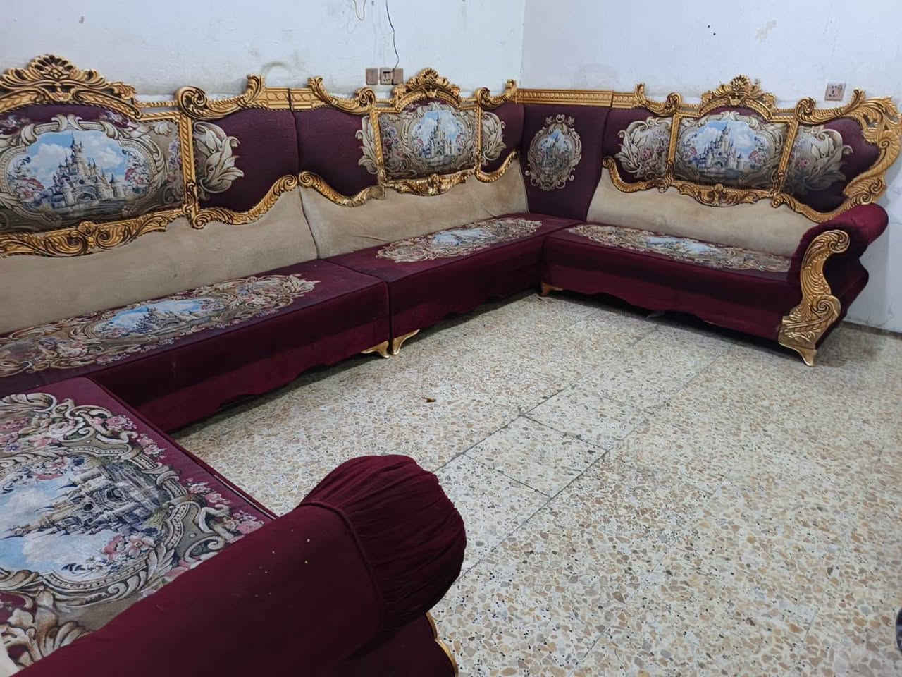ديوان ملكي تكمه نظيف جدا 12مقعد ب300الف وبي مجال المكان الوشاش *********** يوجد توصيل بكروة يوجد واتس اب
