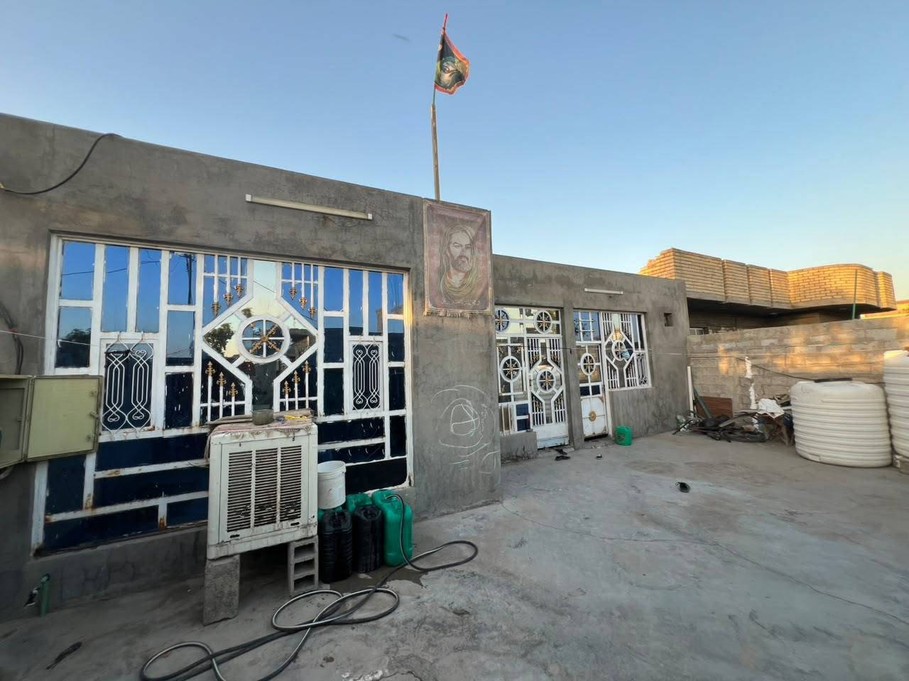 سلام عليكم خوان  هاذا البيت المساحه 205م للبيع السعر مناسب الموقع تقاطع النهروان ***********
