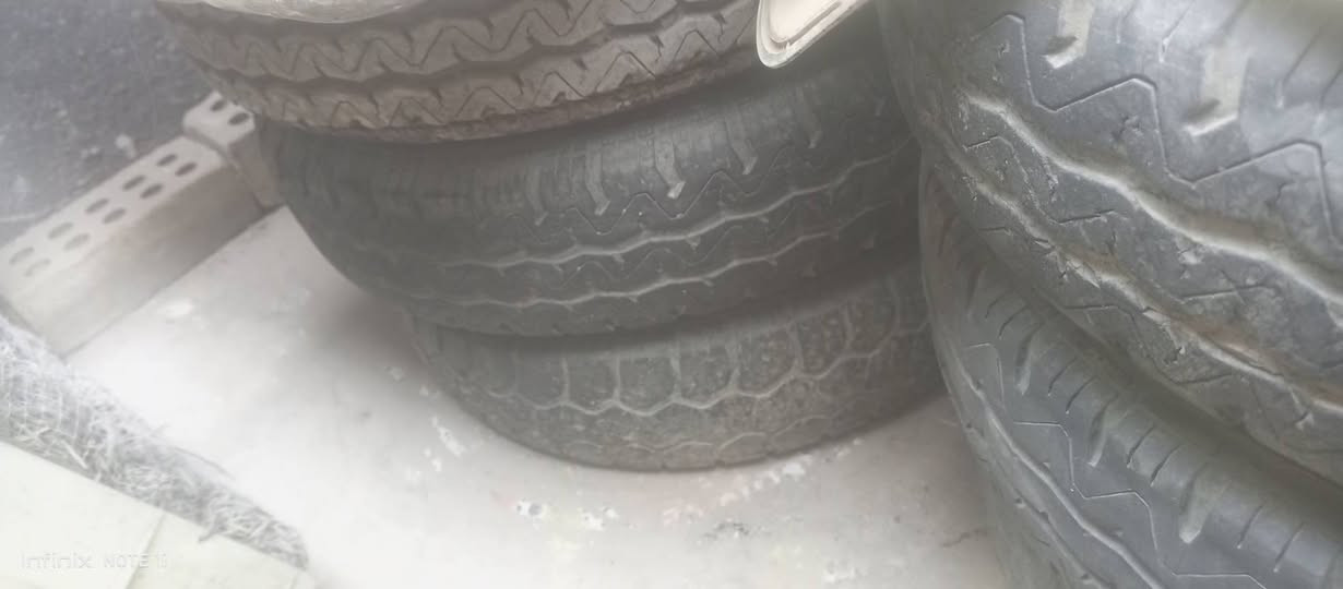 السلام عليكم ٦ تايرات هن و ويالتهن بيهن ٤ نظيفات جدد استخدامهن بسيط و ٦ وياله جدد مال كيا نثيا الحجم ١٢ ونص عنواني بغداد اللطيفية على الشارع العام حلة بغداد  والسعر ٢٥٠ الف وبيه مجال بسيط رقم الهاتف ***********
