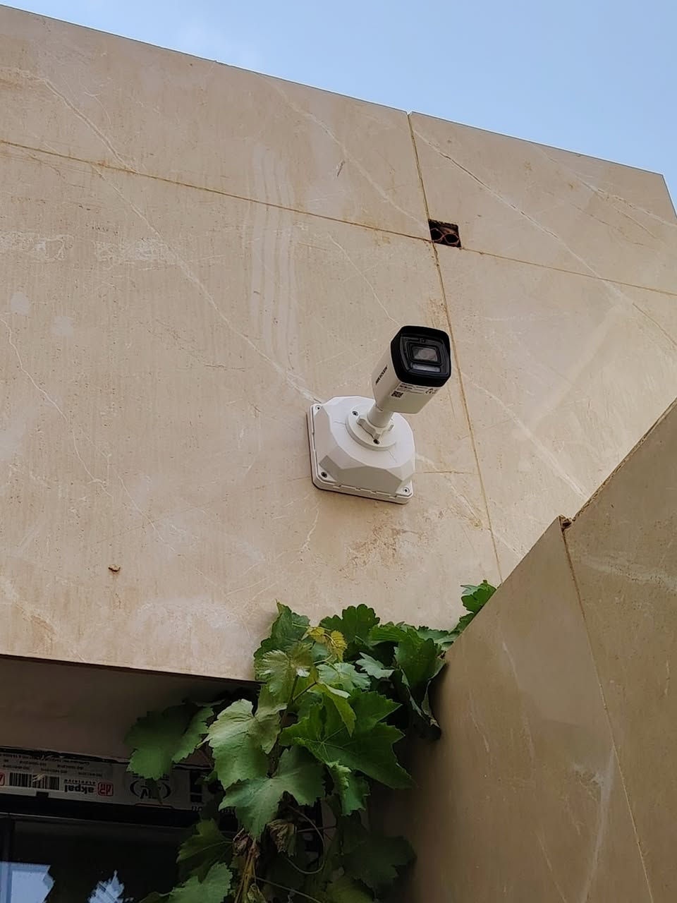 تنصيب وتجهيز كامرات مراقبة 
عندك كاميرا عطلانة؟
جهاز التسجيل ميسجل و الصورة مو واضحة و بيها تشويش؟
تريد تربط المنظومة بالنت و متعرف شلون؟
الحل يمنا !!
 لكاميرات المراقبة يوفر لكم كادر هندسي متخصص في نصب و صيانة الكاميرات
(نصب_صيانة_تجهيز_تبديل) لجميع انواع الكاميرات و المنظومات
و بسعر يناسبك!!!
وستا محمد 
***********
