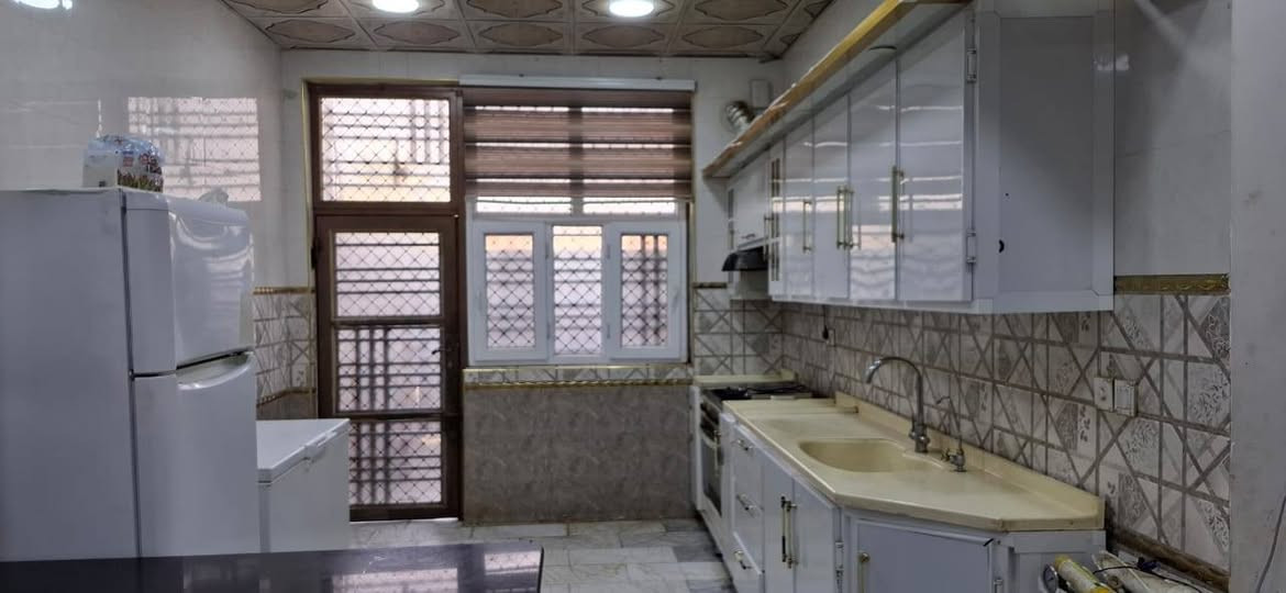 🏠 بيت للبيع – في الشافعية
📍 الموقع: على سايدين، المعمل مباشرة، وقريب من متوسطة تكتم.

🔹 المساحة: 150 م²
🔹 الواجهة: 7.5 م
🔹 النزال: 20 م
🔹 البناء: جناي، نظيف وجديد، بناء درجة أولى
🔹 البيت طابقين:
• الطابق الأول: كونكريت مسلح، أرضية مرمر، غرفتين، صالة، مطبخ، حمام داخلي وخارجي واستقبال.
• الطابق الثاني: هيكل مسكف كونكريت.

🔹 ويحتوي أيضاً على محل حلاقة مع كامل أدواته.

💰 السعر: 75 مليون دينار
🏦 الإسكان: مطلوب تقريباً 25 مليون، والتسديد على المشتري، والقسط الشهري 154 ألف دينار.

📞 للاستفسار والتواصل مع صاحب البيت:
***********
*********** – أبو محمد
