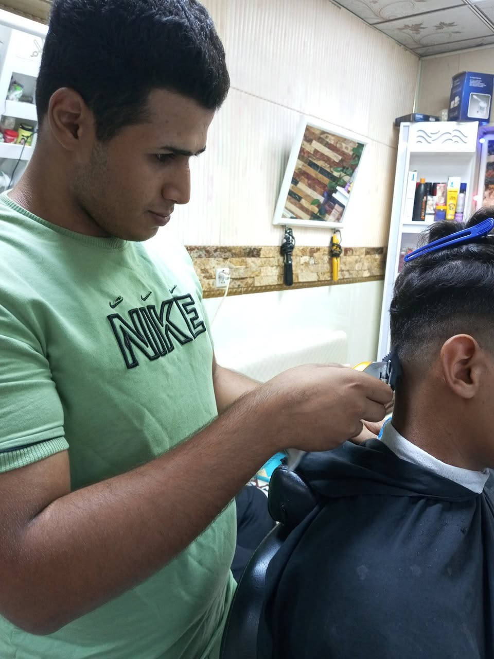 يعلن محل نيولك للحلاقه بأدارة كاظم وكرار🧿
‏عن فتح باب التسجيل لدورات الحلاقه الرجاليه
‏مدة الدوره شهر
‏(نظري+عملي) 
‏*كل الدروس محفوظه الكترونياً على شكل فديوهات تعليميه للمتدرب
‏من الصفر لحد الاحتراف
‏الدوره تشمل كل ما يخص الحلاقه الحديثه من:-
‏تدريج شعر🧵
‏تعلم استخدام نوعين من الخيط(فم+مقص) 🧵
‏تعلم تدريج لحيه🧵
‏تعلم استخدام سشوار شعر🧵
‏تحديد بأنواعه🧵
‏تعلم استخدام جهاز شمع🧵
‏تعلم استخدام جهاز بخار🧵
‏تعلم العنايه بالشعر🧵
‏تعلم جلسة العنايه بالبشره🧵
‏تعلم استخدام جهاز شفط دهون🧵
‏تعلم العمل بالمكينه الثلاثيه الروسيه🧵
‏تعلم استخدام مكينه الانف والاذن🧵
‏تعلم استخدام كاويت شعر🧵
‏طريقه عمل مسرحات شعر🧵
‏طريقه عمل خبطات بشره🧵
‏تعلم استخدام السناره🧵
‏صبغ الشعر+اللحيه وكيفية استعماله🧵
‏تعليم طريقة صبغ اللون السلفري(الابيض)🧵
‏برنامج ادارة المحل🧵
‏التعليم على جهاز الهايدروفيشل⭐
‏تعليم طريقة عمل الكيرلي⭐
‏كيفية التعامل مع الزبون⭐
‏#العنوان بابل المسيب فرع مرطبات النورس 
‏للحجز والاستفسار على الارقام التاليه او مراسلة الصفحه
‏***********
‏***********
‏_المسيباوي لدورات الحلاقة
‏
