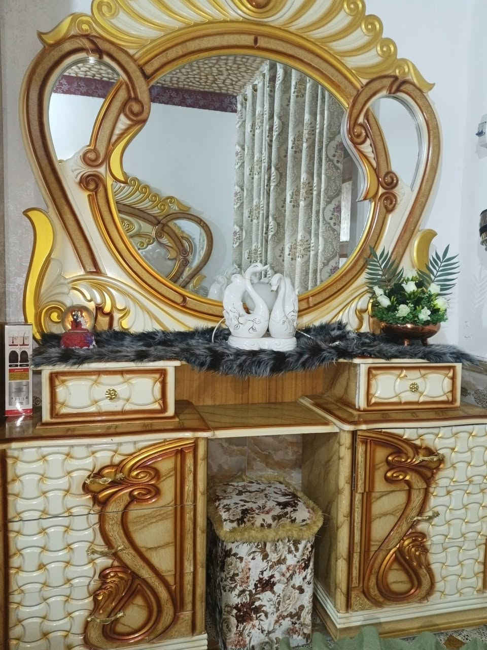 السلام عليكم
غرفة اخشاب شغل عراقي للبيع 
نظيفة جدا 
المكان قضاء الشافعية قرب معهد النجاح 
للاستفسار 
***********
