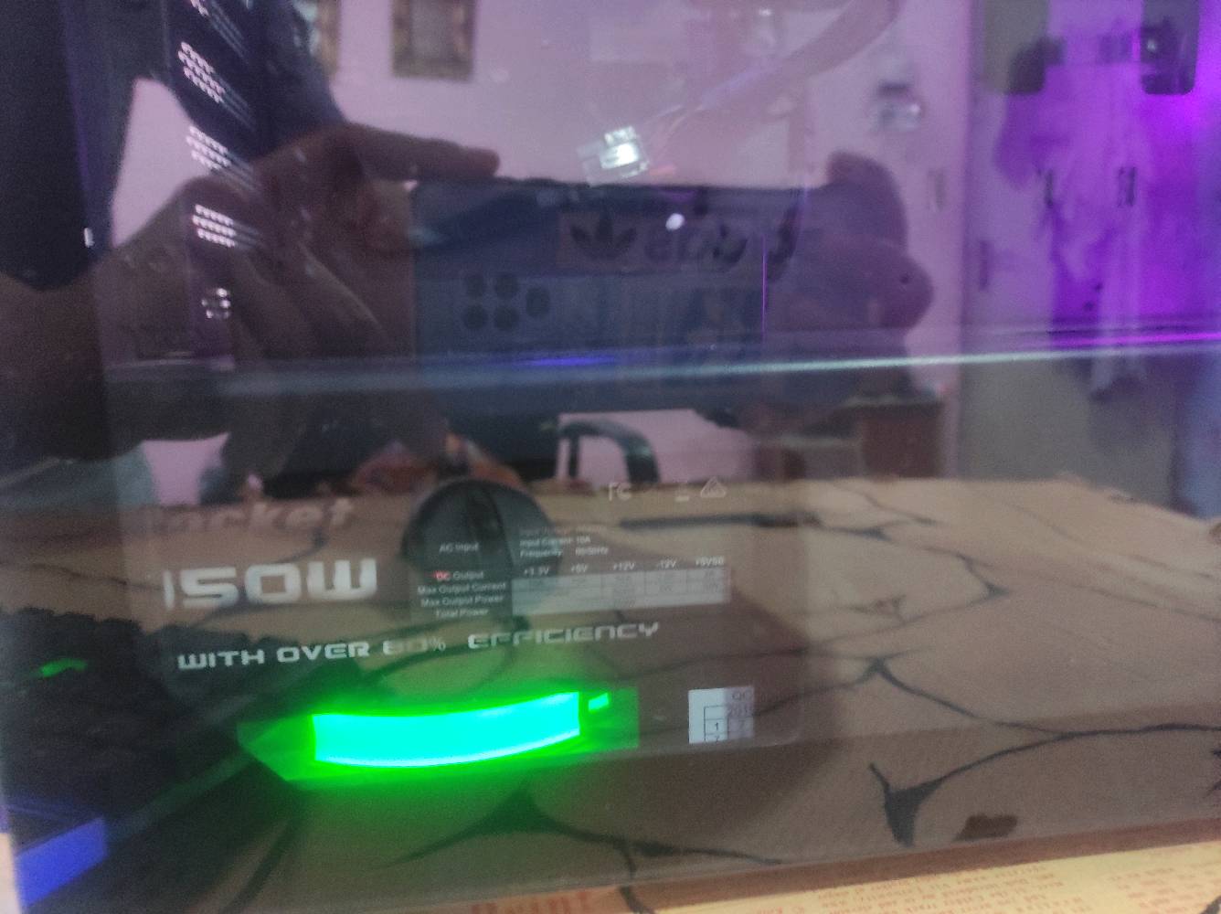 تجميعة Gaming كاملة للبيع
المواصفات:
 GPU: ASUS RTX 3050 8GB
 CPU: Intel Core i5-9400F
Motherboard: ASUS PRIME H310M-K R2.0
 RAM: Lexar 8GB DDR4
SSD: 1TB
 PSU: 750W
CPU Cooler: مبرد هوائي
 Monitor: Acer FHD 180Hz
 كيس Gaming RGB + مراوح RGB
الجهاز جاهز للاستخدام واللعب، ومناسب للألعاب بدقة FHD، وكذلك التصميم والاستخدام اليومي.
 الحالة: مستعمل ونظيف عموماً بس كلبس السايف مال كرت الشاشه مفصول بس ما اله اي اثر على أداء او سلامه الكرت كلشي بي سليم
الشاشه هيه الوحيده الي بيها عيب انو تضهر خطوط لما ترتفع حرارتها بالعموم شغاله و تعرض طبيعي 
يوجد تصوير فيديو لمعرفة حالة و استجابه الجهاز 
 الموقع: البصرة
 السعر: 1.000.000 مليون و قابل للتفاوض 
للأستفسار واتساب ***********