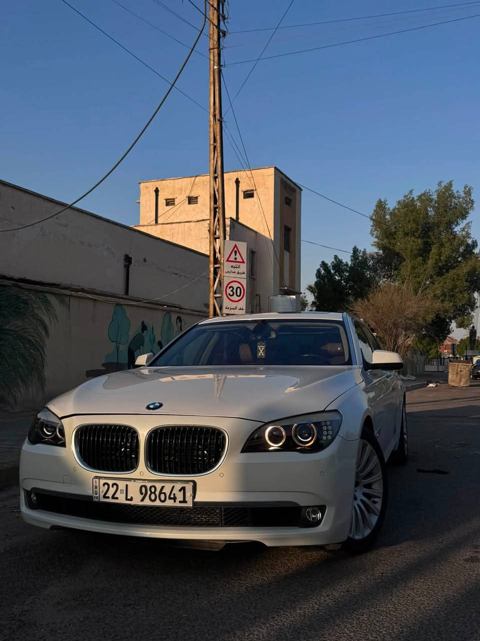 السلام عليكم   
                            BMW F02 2012 750Li ادوات 
لون ابيضّ لؤلؤي ماشية 98 الف كيلو جديدة زيرو ⚪️
أتحدى العراق إذا اكو هيج نضافة بهيج سعر 
مكينة وكير  وكهربائيات كفااالة شرط 
تخم ويل 2014 وتخم تاير  جديد وباتري kgm جديد توني شاد
تبريد ثلج امامي وخلفي 
صدر امامي  توني شادة والخلفي بلادي جديد 
السيارة بالواقع احلى بألف مرة من الكامرة للعلم ما بولشه ابداً
المواصفات من لباچر ما خلص بس لليحب تفاصيل 
1.داخل ماروني   بلادي 📌 نضافة 100%1000
2.كشنات امامي تدفئة و تبريد وميموري ومساج 💆🏻
3.كشنات خلفية متحركة و تبريد تدفئة ومساج وميموري
4.نظام صوت HARMAN KARDON LOGIC7 هارمن كاردون مرعب 
5بلوتوث واوكس  وسيدي تشنجر و DVD حتى كاسيت😂
6. شاشات خلفية بلادية تحكم بالروموت 
7. خمس كامرات 
8.حساسات PDC  شغالة مع كامرة خلفية 
9.مري شفط 
10. بيبان وصندوق شفط 
11.خمس برات 
12. خمس  وضعيات قيادة سبورت بلاس وكومفورت  وايكو بلاس والخ ..
13.فتحة سقف 
14. نضام زنون عالي ناصي ب250 دولار لان البلادي مو قوي 
وبعد كلش هواي تفاصيل بس ذكرت المهمات 
🔴نقوصاته حشاكم چوبلس خلفي السكن  من تضل واكفة  تلاثة اربعتيام ينزل بس  اطبك يوم يومين ما ينزل ABS بيه مشكلة مشغل العلامات بالدشبول كلهن بس انته تاخذه صافية 100‎%‎100 وبيه چبنة التوربات مال گير تذب دهن غير تعاتبني وللعلم غير الABS لأن ظاهر عادي اغلس بس انا اريد اطي الصافي ليش تخابرني ها وها هاذ البيه تريد انا اكمله تريد انته مو مشكلة 
أعيد واكرر ادوات السيارة بالكارتون 
السعر 120 وبيه مجال للطيبين 
عنوانه بصرة معقل 
هـ *********** اتصل وتشلع عيني
