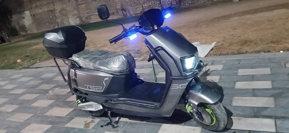 السلام عليكم دراجة شحن للبيع مابيها اي نقص وا اي عطل 
🔋 6 بطاريات كرافين كبار
⚡ الملف 1500 واط
🏁 سرعة 75 كم/س حقيقية
📍 مدى 75 كم حقيقي
⚙️ نظام 3 سرعات
🔌 منفذ USB لشحن الموبايل
🛑 فرامل ديسك أمامي وخلفي
🔐 تشغيل بصمة + ريموت 
🚨 إنذار ضد السرقة
📟 شاشة رقمية كبيرة وواضحة
💡 إضاءة أمامية قوية + إشارات جانبية + هورن

💰 السعر: 850 وبيها مجال
📍 العنوان: بلديات شارع المصرف 
📞 ***********
