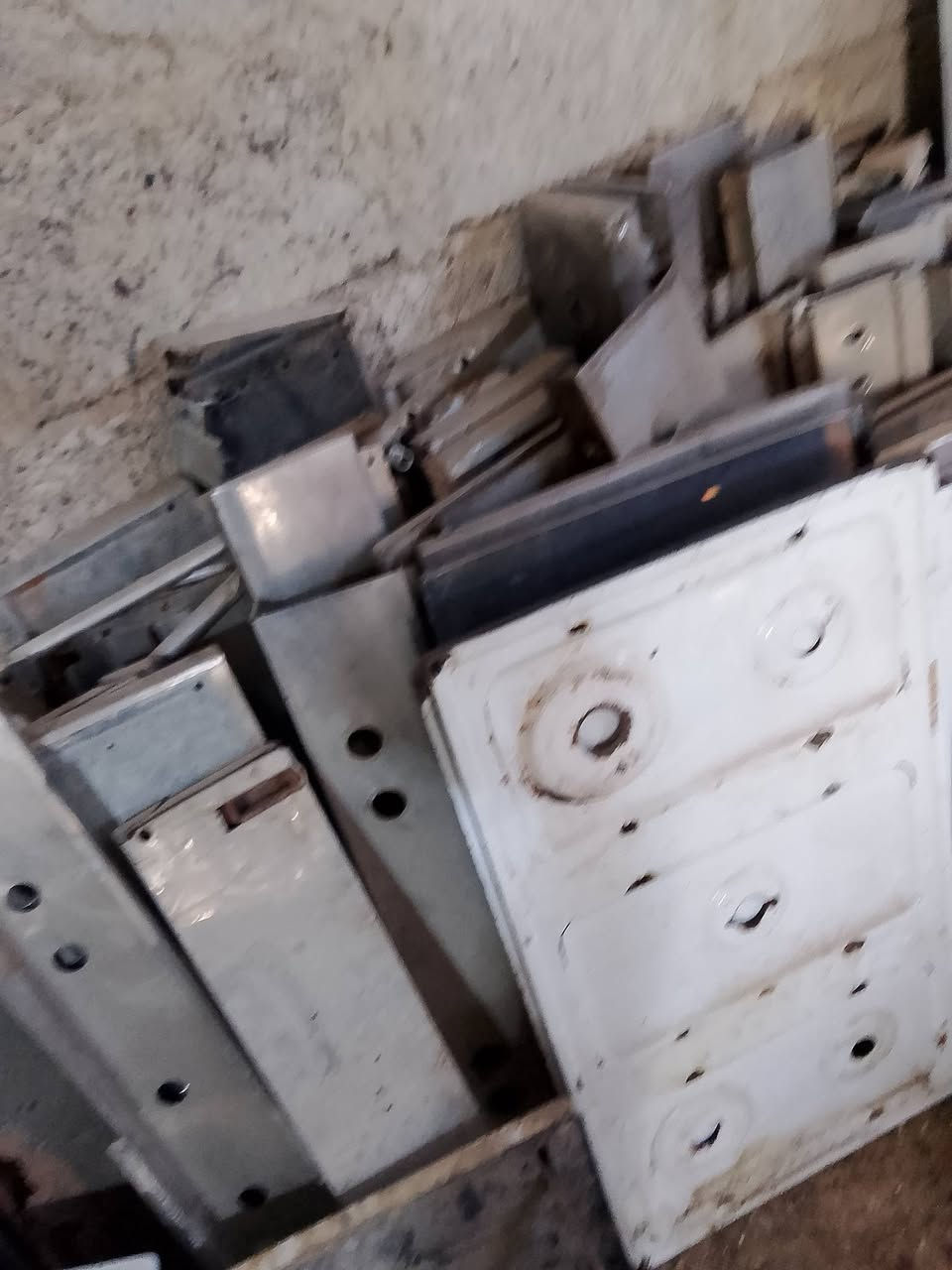 السلام عليكم اخوان عندي محل تصليح  دا اعزلو واصفي  غراض عشتار القديم شبكات ولفات  وولفات جامات وابواب عشتار كامله حتى بعظها السبرنكات جدد مشدوده اكثرها عشتار القديم للستفسار  هاذا رقمي ***********
