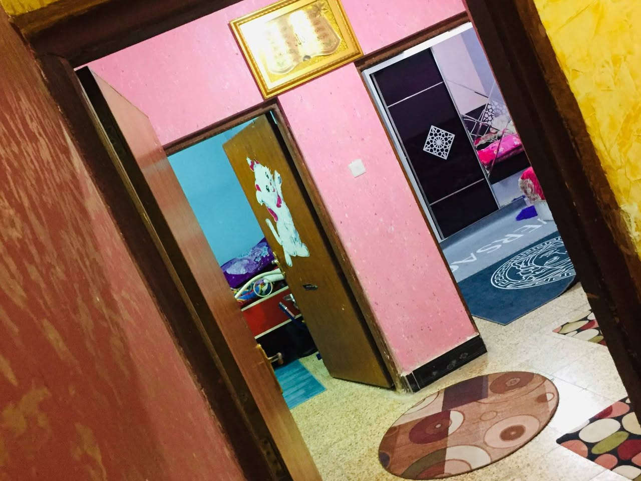 البيت مساحتة 137 يتكون من غرفتين منام و رالغرف مشاي و مخزن و صحيات ومطبخ واستقبل وكراج كبير واستقبال كبير العنوان ال 20 دار القديمة (البيت جاهز من كلشي وشغل درجة اولى) الصفر مقابل منطقة الكزيزة للاستفسار اتصل على الرقم *********** @الجميع
