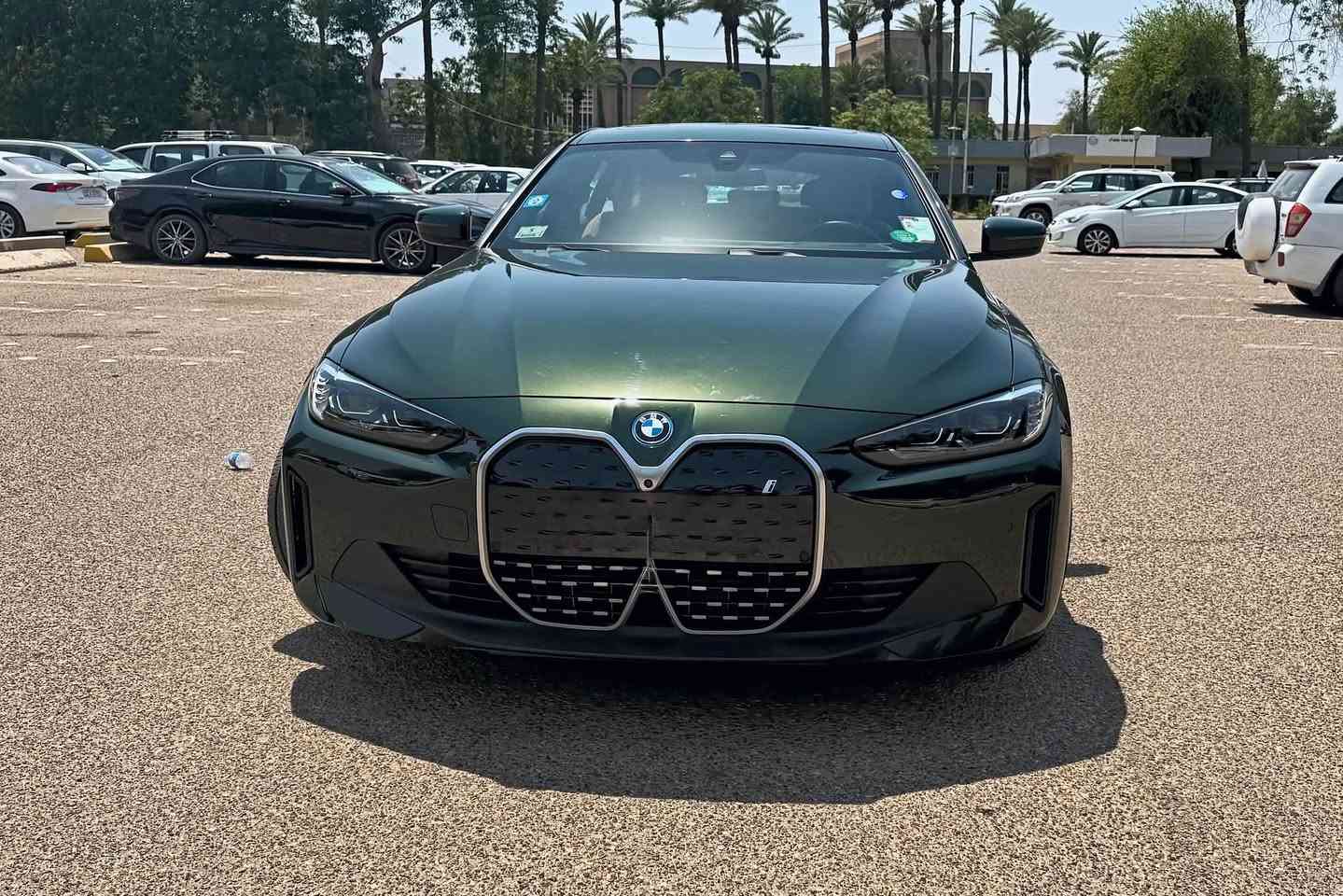🔋 BMW i4 eDrive40 موديل 2024 – كهرباء بالكامل ⚡️

📍 بغداد – العامرية | رقم بغداد
🇺🇸 وارد أمريكي | 🟢 لون أخضر | 🛣 الممشى 15 ألف ميل
البجم كبس ممفتوح ولا برغي
━━━━━━━━━━━━━━
🔋 البطارية والأداء
• بطارية كبيرة 84 كيلو واط/ساعة (مو 67)
• الشحنة الوحدة تمشي 400 – 450 كم حقيقي
• محرك كهربائي – تسارع قوي من 0 – 100 كم/س

━━━━━━━━━━━━━━
🛡 الأمان ومساعدة السائق
• كاميرا 360 درجة
• حساسات أمامية وخلفية
• رادارات أمامية وجانبية
• ركن ذاتي (أمامي وخلفي)
• تنبيه تصادم للسيارات والأشخاص
• مثبت ومحدد سرعة
• تنبيه الخروج من المسار

━━━━━━━━━━━━━━
💡 الفخامة والراحة
• فتحة سقف بانوراما
• لايتات أمامية متحركة Adaptive LED
• مقاعد كهربائية مع تسخين
• تسخين المقود
• تشغيل التبريد تلقائياً بالوقت اللي تحدده، تطلع للسيارة وهي باردة

━━━━━━━━━━━━━━
📱 النظام الترفيهي
• نظام iDrive 8، أحدث نظام من BMW
• أوامر صوتية
• عرض خريطة Waze على الشاشة اللي قدام السائق

━━━━━━━━━━━━━━
⚠️ الحادث (بكل صراحة ووضوح)
• ضربة بالأبواب الجانبية جهة الراكب (عكس السائق)
• تبدلت الأبواب بأبواب أصلية وكالة
• تبدلت الإيرباكات الجانبية (البردة) فقط، بإيرباكات أصلية وكالة
• باقي السيارة سليمة

━━━━━━━━━━━━━━
✨ السيارة جديدة جداً ونظيفة وما تحتاج أي شي

💰 السعر: ______
📞 للتواصل: ***********
