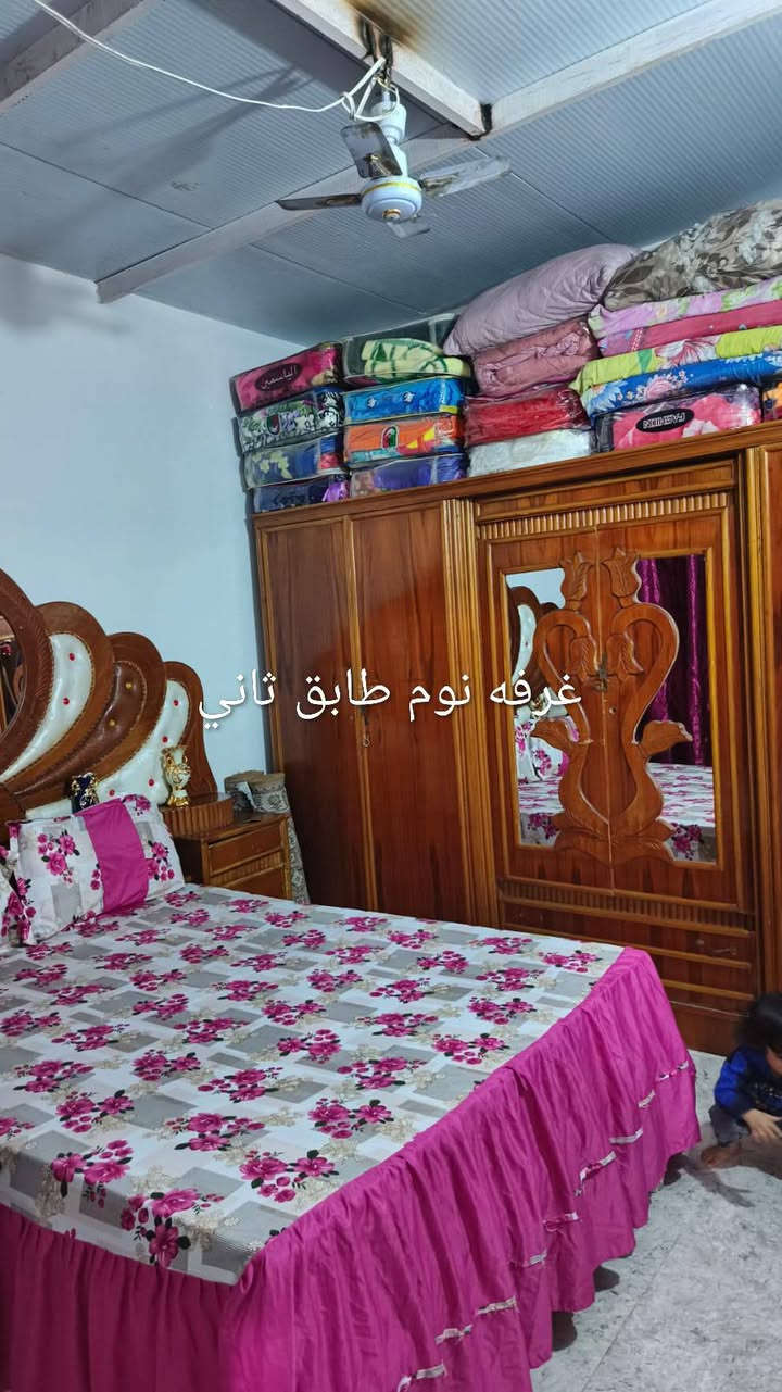 السلام عليكم بيت 100متر واجهة 7ونزال13 
البيت كامل وحلو طابقين الطابق الثاني بس السقف سندوج 4غرف نوم العنوان الدورة ابو دشير قرب البانزين خانه مال ابودشير وخط النفط  *********** 
السعر 65وبي مجال قليل

نص مكتوب في الصور:
- طارمه طابق ثاني
- غرفه نوم طابق ثاني
- غرفه النوم طابق ثاني
- صحيات طابق ثاني
- صاله طابق ثاني