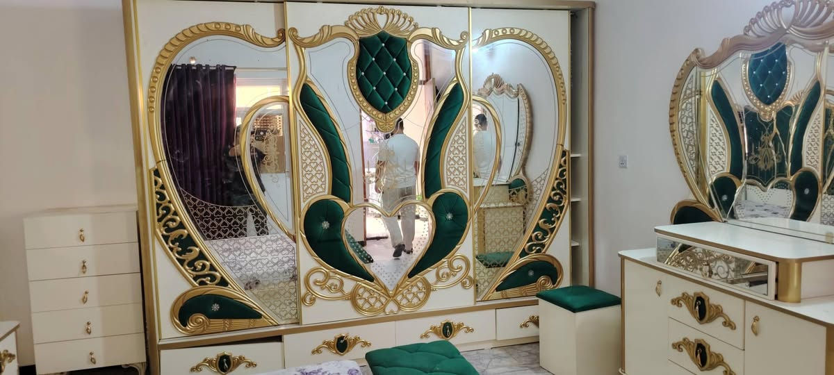 السلام عليكم تخم للبيع ثقيل مستعمل شهرين جديد وغرفة مستعملة من النوع الثقيل مرتبه بيبان سلايت للعلم الغرفة البارحة فتحتها تجي تجيب سيارة وتاخذها مفتوحة وجاهزة 
للاستفسار الاتصال على الرقم ***********
