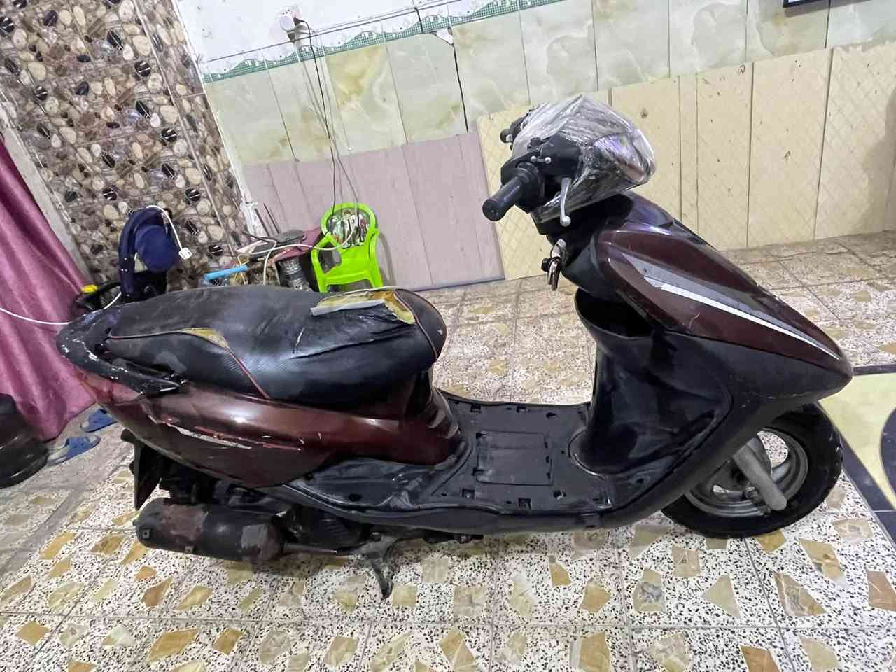 بريز لايت فوك مكينة بلاد ممفتوحة كهربائيات كاملة فشكة بلاديه  نقصها باتري و واقيه صالنصه سعر ٤٥٠ وبيها مجال كلش بسيط ***********
