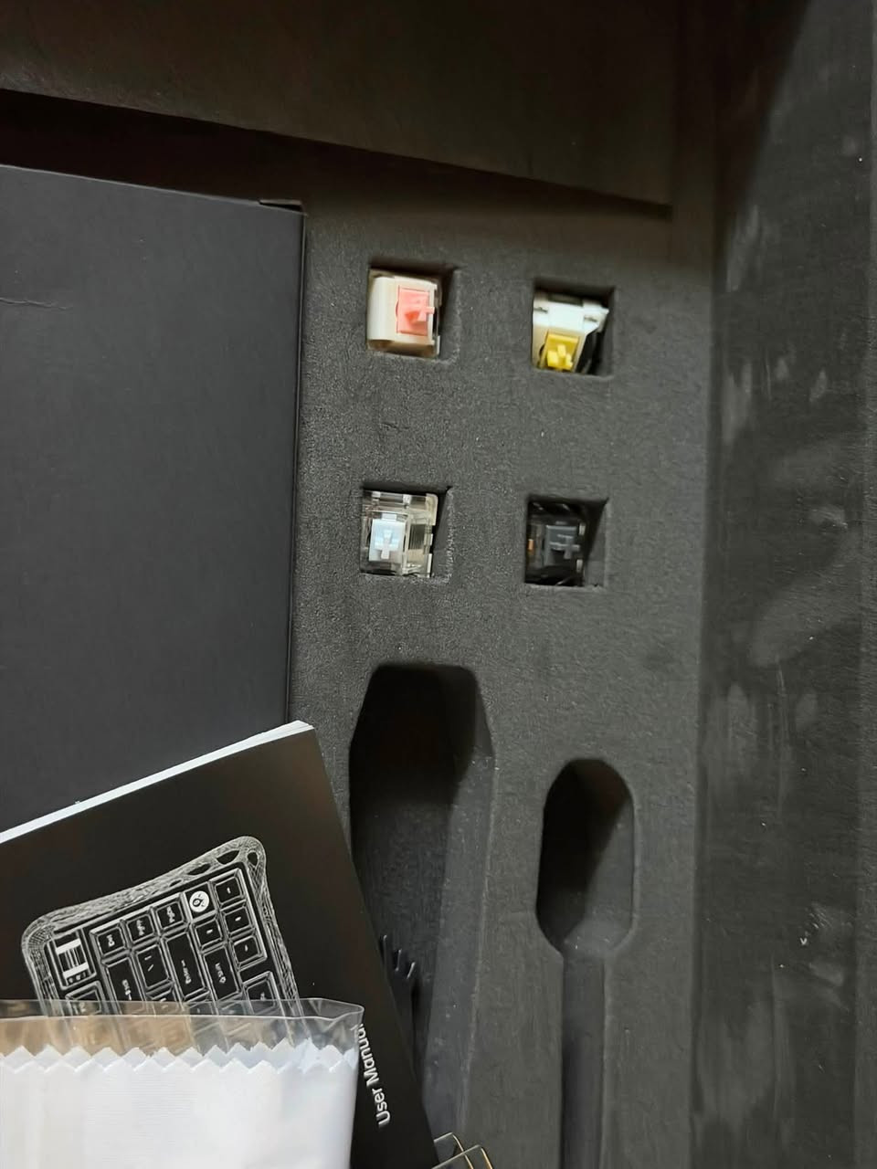 GravaStar Mercury K1
* ⌨️ تصميم 75% (79 زر + Knob)
* 🪨 هيكل ألمنيوم Premium
* 🔧 Gasket Mount مع 5 طبقات عزل للصوت
* 🎮 سويتشات Linear قابلة للتبديل (Hot-Swappable)
* 🌈 RGB مزدوج بـ 13 وضع إضاءة
* 🔋 بطارية 8000mAh
* 📡 اتصال ثلاثي: USB-C / 2.4GHz / Bluetooth
* 🧩 Keycaps من PBT + PC
* 💻 يدعم Windows و macOS
سعرة ١٥٠ الف قفل
مستعمل شهر نظيف وشرط الفحص 
تواصل *********** واتساب
