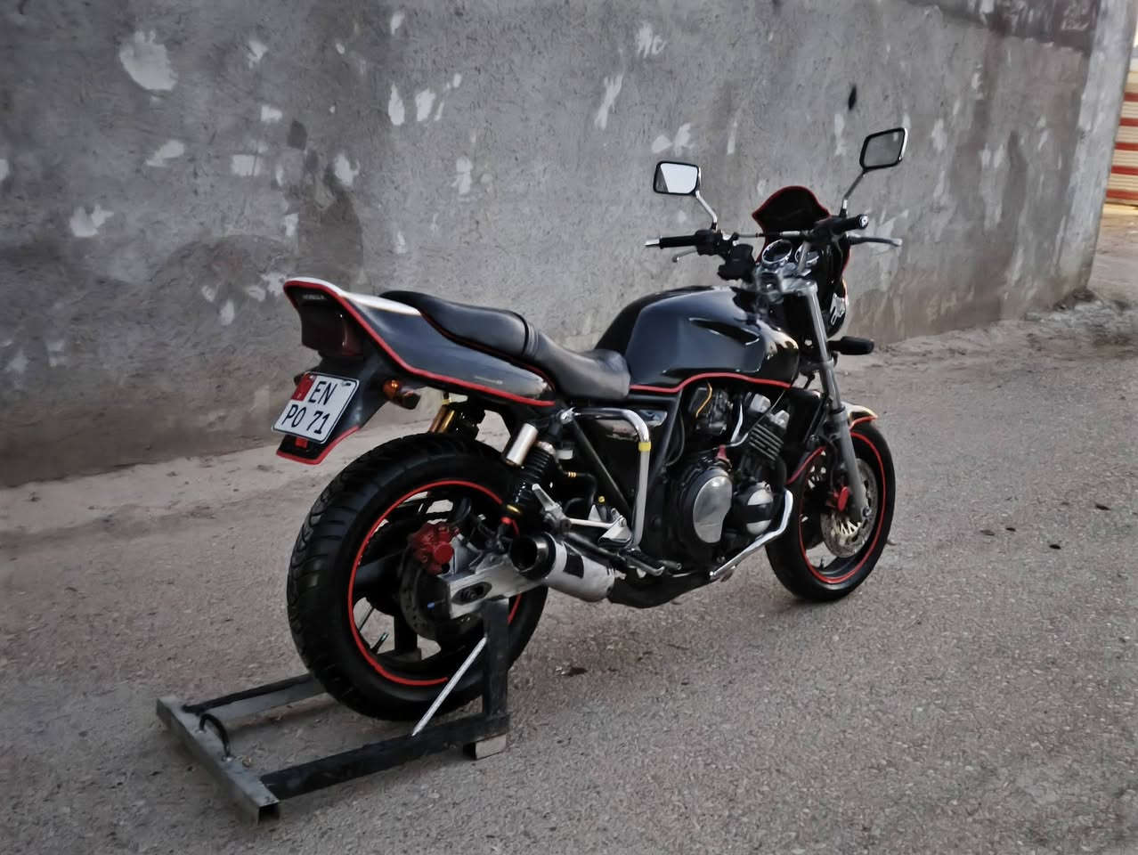 شباب دراجة من نوع Honda cb400cc موديل 1998
الدراجة كاملة وجاهزة بدون أي نقص يذكر الدراجة مال جاني 
عليها اضافات حلوة 
1- درع امامي. 2- درع خلفي. 3- بجم امامي. 4- مرايات نيكل كروم 
الدراجة عليها سيرفست كامل من بلكات و كابريتر و شوته وعليها ديسكات بريك امامي خلفي جديد كذلك التايرات جديدات 
ملاحضه: الدراجة مصبوغة للجمالية لا اكثر 
اما بالنسبة المحرك الدراجة فهو مكفول من الفتح ومن اي خلل 
وبالنسبة الحالتها المرورية فالدراجة كمرك مدفوع وجاهزة للترقيم. شباب ابيع الدراجة جوه السوك سعرها 1850 وما تلكون هيج نضافة بهيج سعر 
مكان الدراجة ديالى جديدة الشط قريب من بغداد وهذا رقمي 
*********** والشراي بي خير و يدلل
