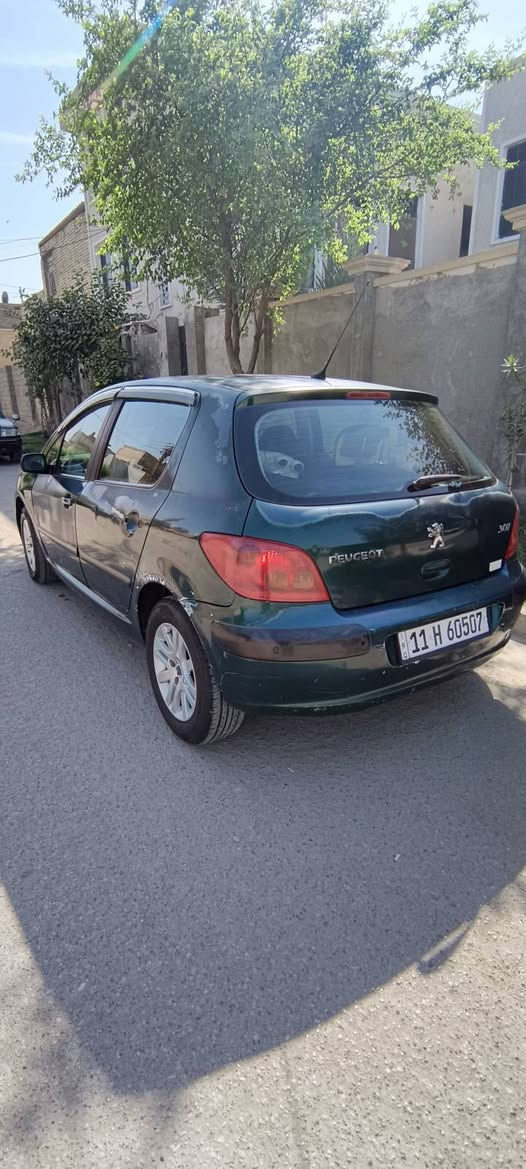بيجو فرنسي 307 موديل 2005  رقم بغداد إنكليزي سنويه  لغاية 2030 بسمي السياره جارده.. وبيها ضربه على البارد الباب الخلفي جهة السائق محرك وكير حاويه .تبريدها خير من الله ثلج+ تدفئة بيها منظومة غاز حكومية 40 لتر..تخم تاير حتى السبير جديد بعده مانازل الگاع..وعدة متكامله.. الداخل على الابلاد.. مكانها بغداد الشعب.وسعرها 41 او مراوس 7 راكب/..***********..
