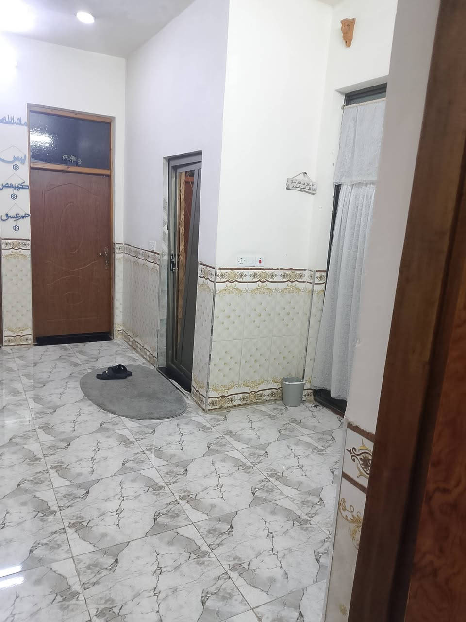 السلام عليكم دار للبيع المساحة 164م متكامل يحتوي على 2غرف نوم+صالة+مطبخ+استقبال+3حمامات للاستفسار الاتصال على الرقم *********** العنوان الأربع شواع قرب حسينية شاكر الساعدي كاع علي مكلف

