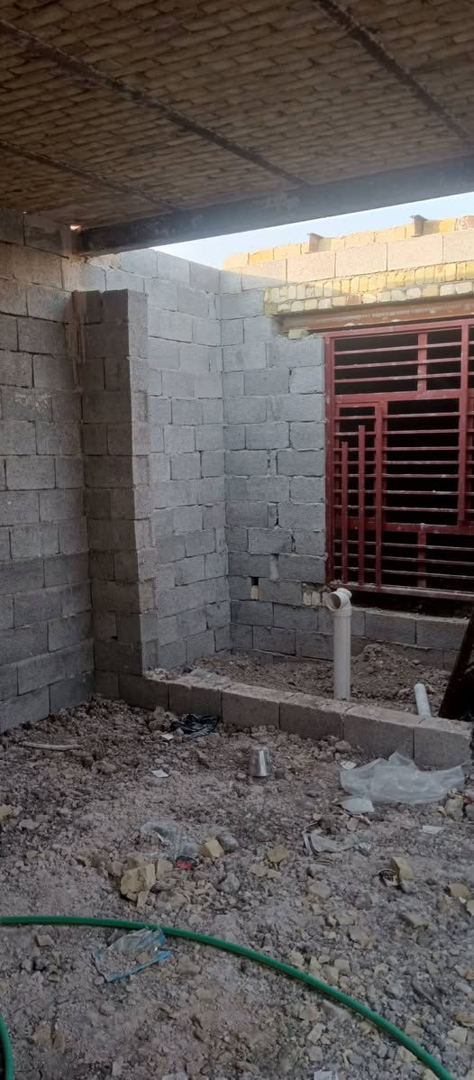 السلام عليكم يوجد هيكل لبيع مساحه 200متر نوع البناء بلوك مال كلر بيت عكاده يحتوي البيت علا غرفتين نوم وصاله ومطبخ حار ومطبخ بارد استقبال صاله مجمع صحيات داخليه البيت جاهز شبابيك وبيبان مقابيل اساله مال المي مجمع الفتاح مسحوب كهرباء و مي الاستفسار رقم ***********
