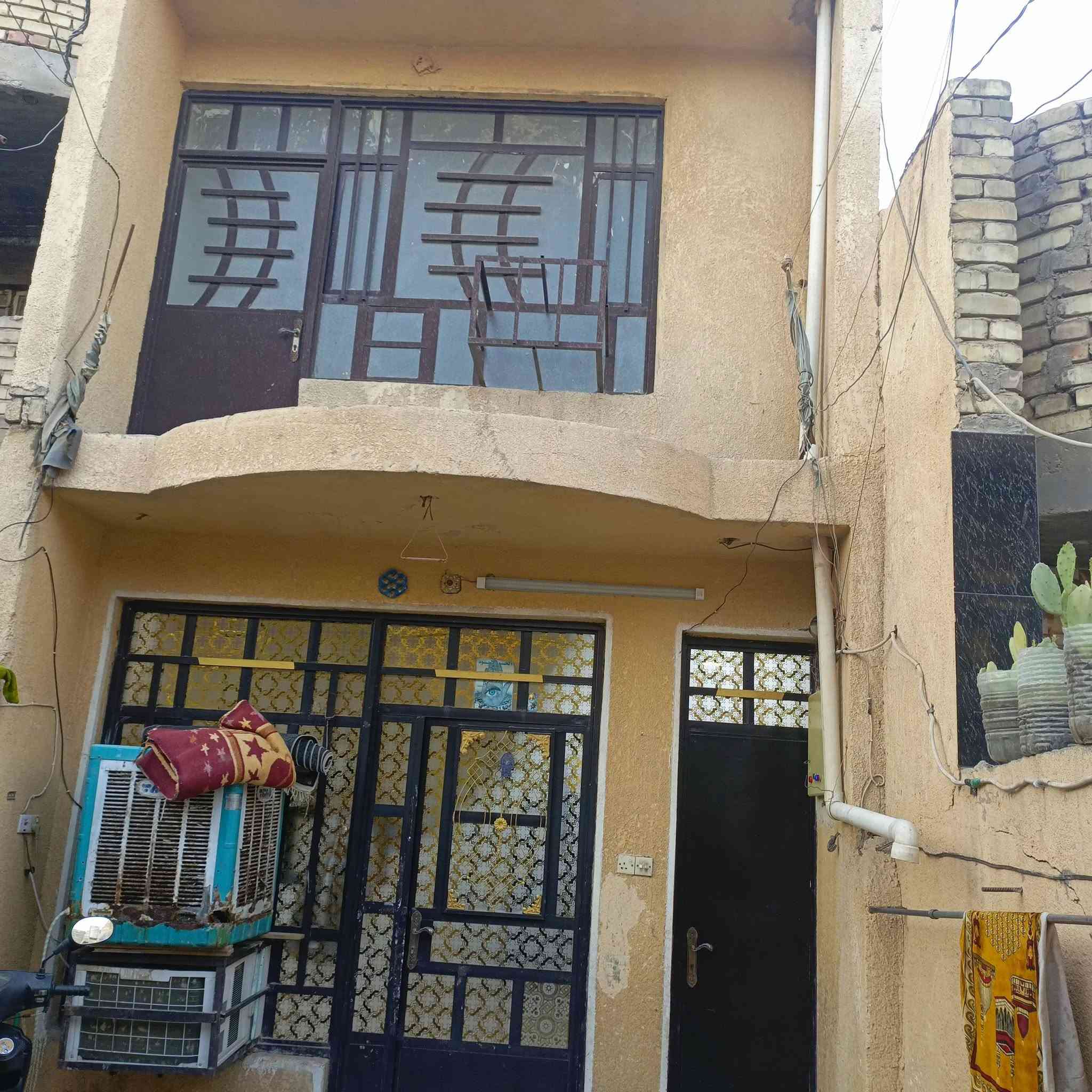 السلام عليكم بيت طابق ونص110 م  زراعي سند 25عل شارع العام شارع السمكه ماي خطين كهرباء خطين يعني حتى السحب ماتحتازة قريب عالشارع العام قريب على السوق خدمات كامله مجاري ماء كهرباء سعر البيت 62 مليون***********بي وات ساب

