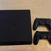 Ps4 slim نظيف   وثنين يدات وحده اصلية بيها مشكلة بمدخل الشحن والكير بش...