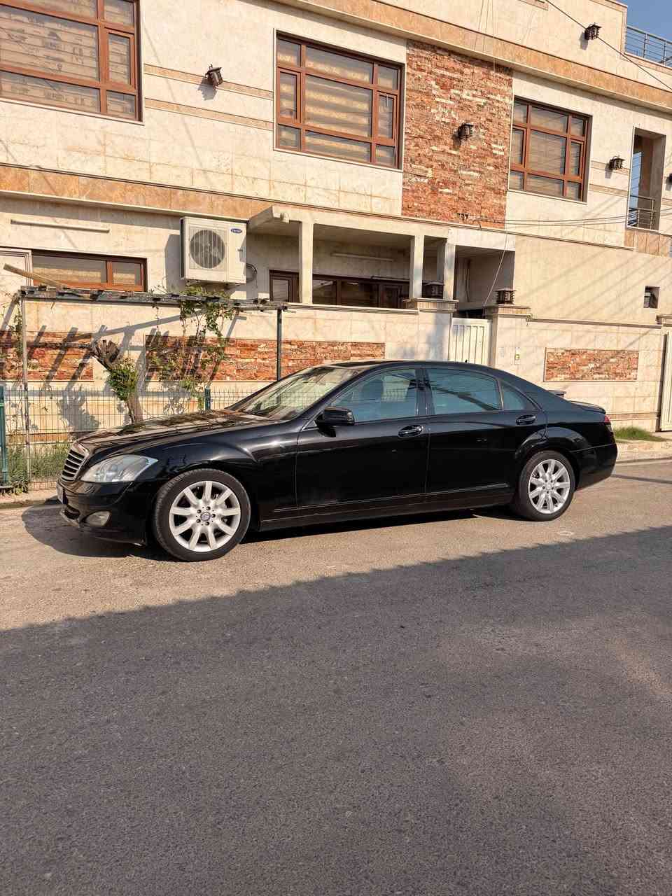 mercedes benz s class 350 2008
قەپات قەپات مواسەفەت و بەنزینە سەیارەکە زەمانە و دەرکە گەورەیەی ڤیئاپیە (166mile) رۆیشتوە و هەموو شتیکی لەسەر دەقی شەریکە ماوەتەوە و لایت زینۆن و ئاوینە شەفت و دەرکە سەحب و کوشن سارد و گەرم و ٢٥ مۆد کوشنە و گێر و مەکینە و کارەبایات و هەممو شتیکی بەشەرت تەنها دەرگا و چاملغی دواوەی بەس بەخە بێ لیدران و بێ ژورەوە و بێ ئیرباگ
رقەم تلفۆن
(***********)
(***********) أربيل, العراق
