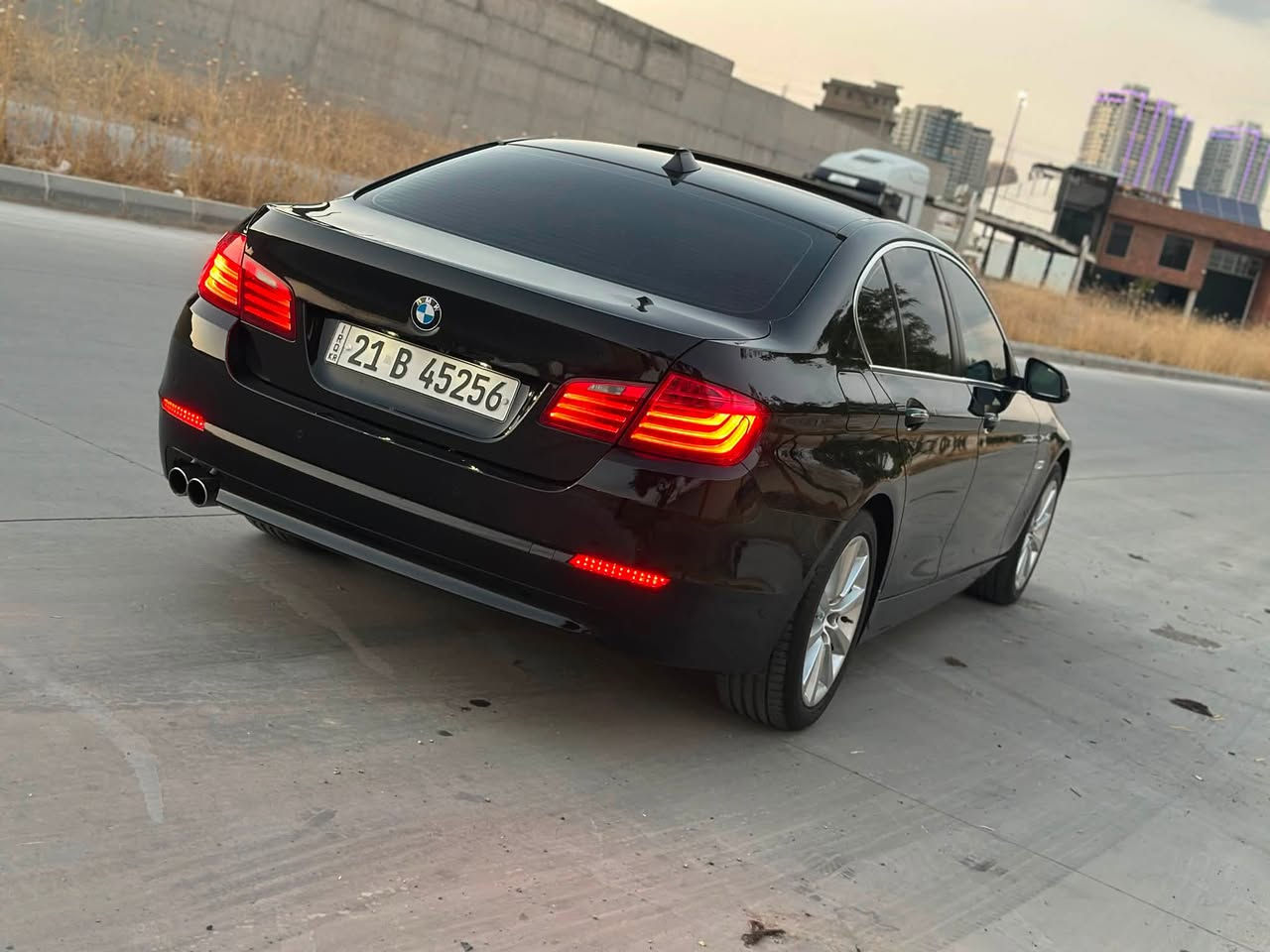 BMW 2016 520i 
صفر شريكة عروش خليجي 
سيارة بدون صبغ كلين  95,000km

سياره جديده بمعنى الكلمه مكينه كير حداديه كله بشرط 

سياره متعوب عليهه هواي احله من صور داخل كريمي غرفتها نضيفه كلش  

تخم تاير جديد باتري جديد 🆕 

مواصفات السياره 👍

كامرات 360 

خمس برد+ الخلفيه كهرباء شغاله 

سياره رقم سليمانية باسمي شرط التحويل  

مكان السياره سليمانية

 ***********

السعر ١٨٠ وبيهه مجال قليل
