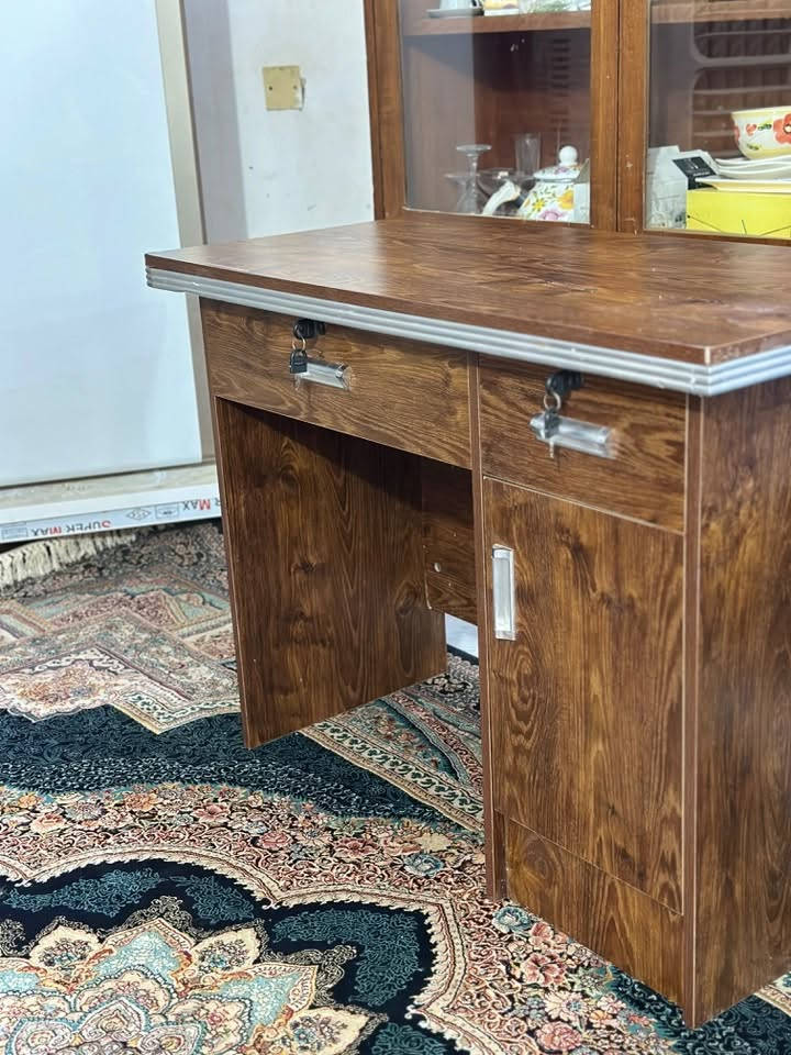 ميز • استخدام شهرين • رفوف قوية
