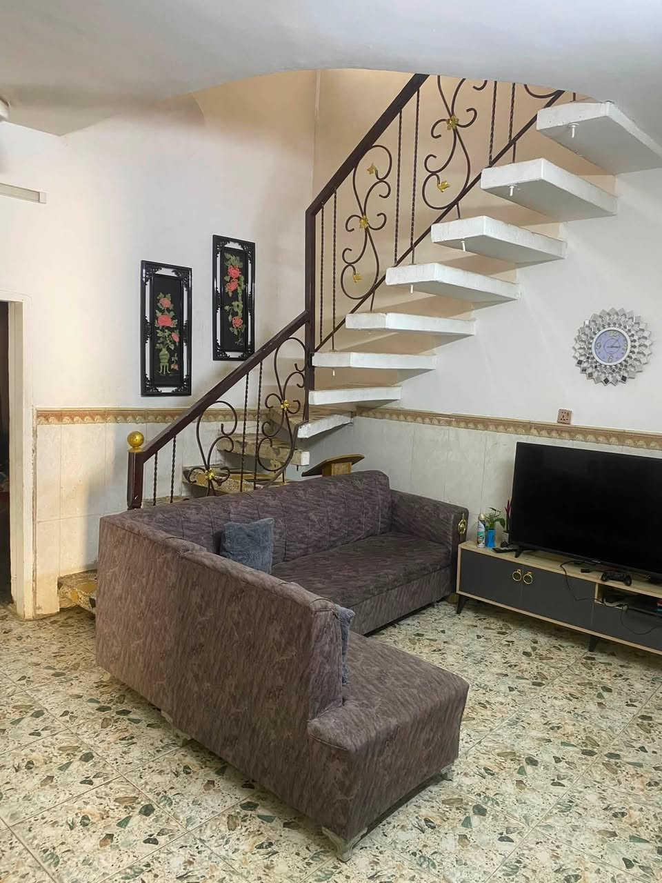السلام عليكم
بيت مساحه 150 م طابق ونص
جكوك شارع حسينيه قمر بني هاشم صفحه الكاظميه
يحتوي على صال ومطبخ وحولي وخدمات وغرفتين نوم ومناور 2
الطابق الثاني غرفه نوم ومطبخ وحولي وخدمات
يصلح ان يكون مشتملات 2 الطابق الثاني مفصول عن الطابق من ناحيه الكهرباء والماء وباب خارجيه
السعر 450 مليون
الاتصال ***********
